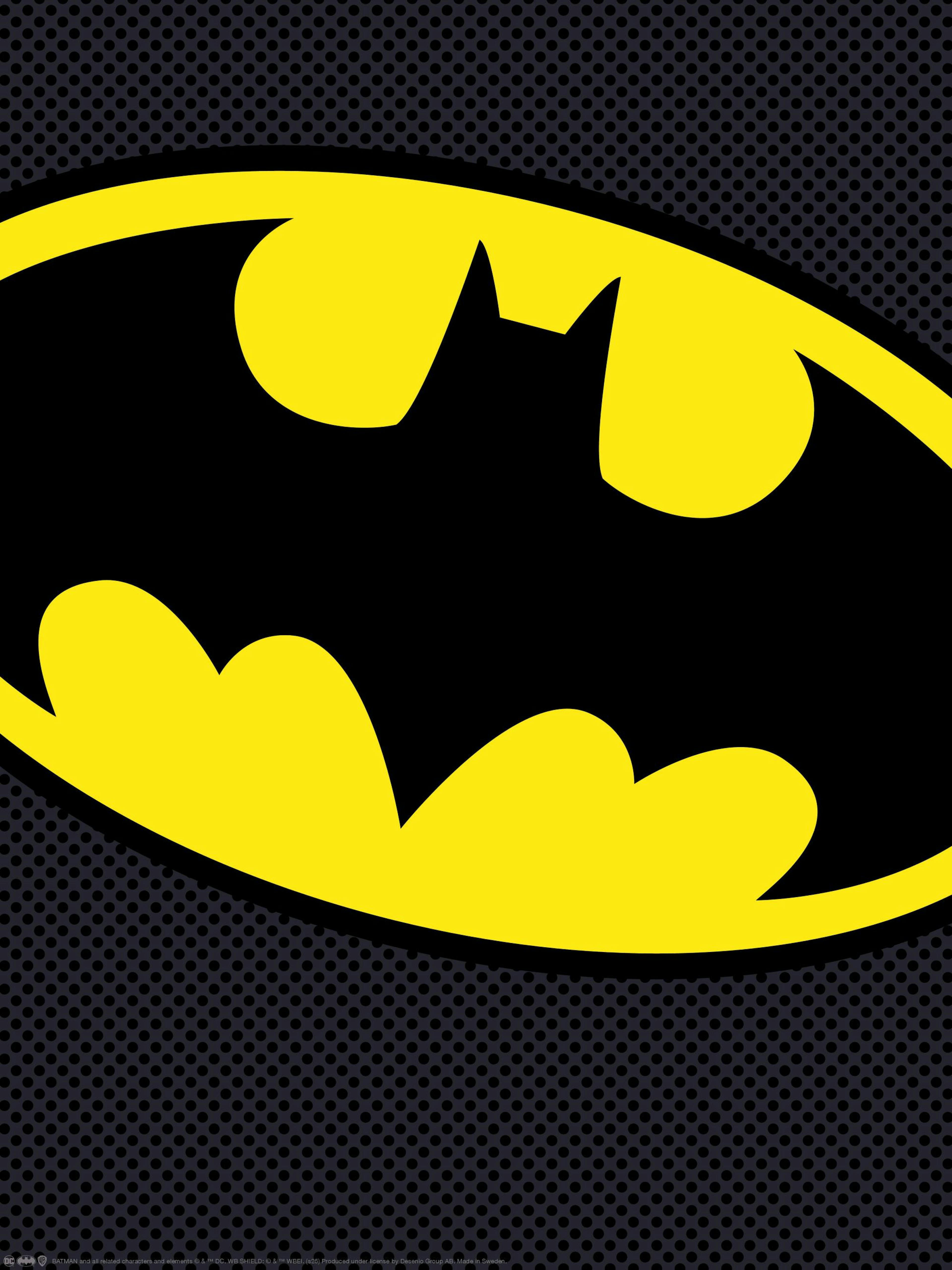 Musta Batman-logo keltaisella ääriviivalla ja harmaalla pilkkukuviolla.