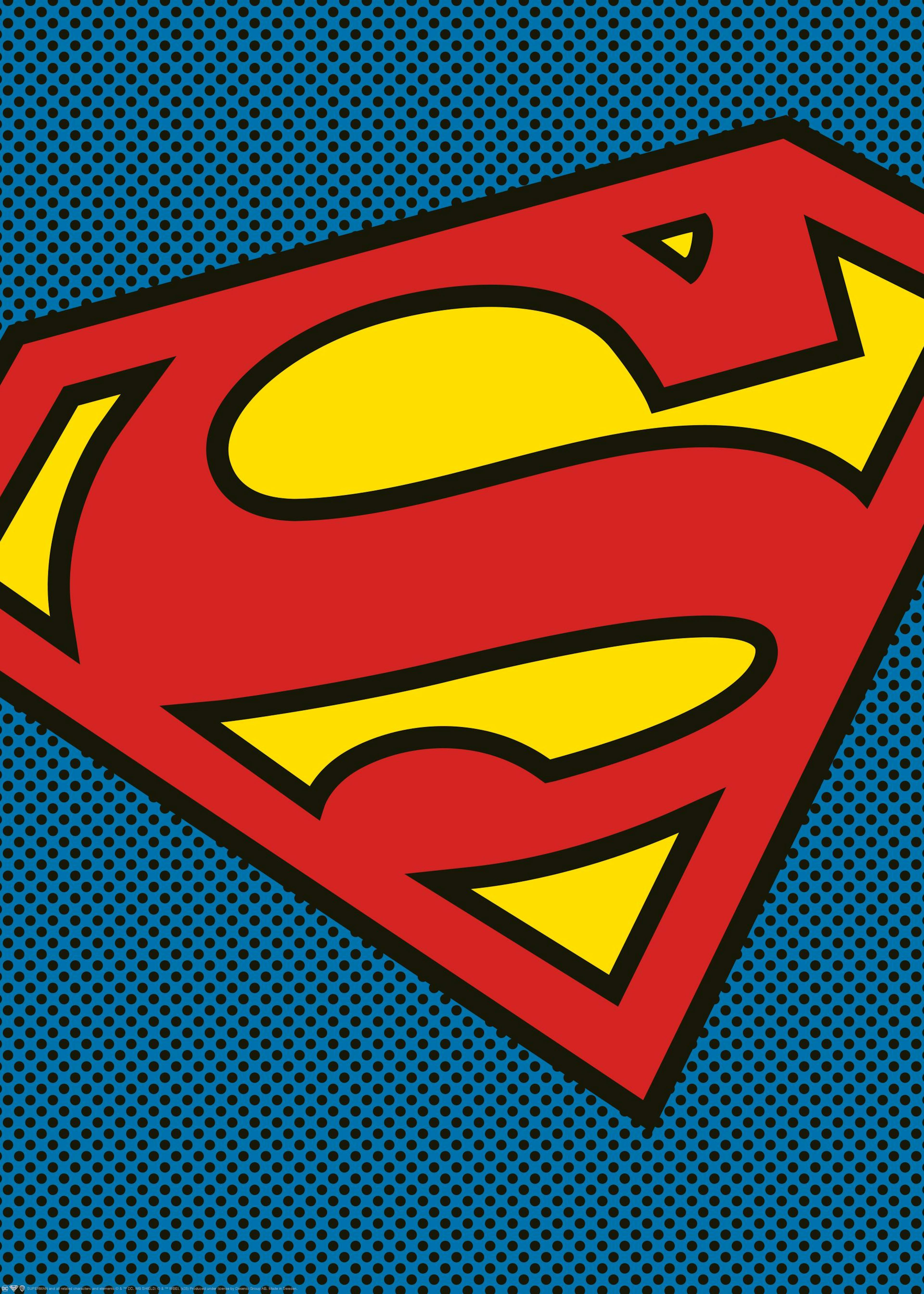 Κόκκινο, κίτρινο και μπλε λογότυπο Superman με μαύρο περίγραμμα, σε φόντο με μπλε και μαύρες κουκκίδες.