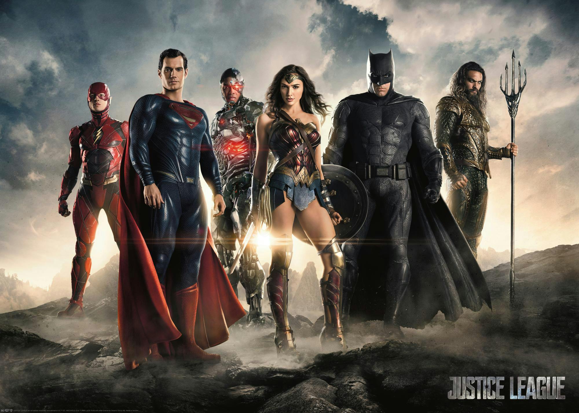 Affiche Justice League avec Superman, Wonder Woman, Batman, Flash, Cyborg et Aquaman posant fièrement devant un ciel nuageux et