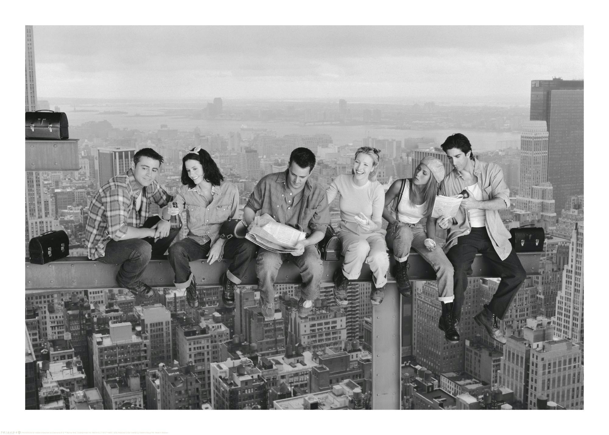 Sort-hvid Friends plakat med castet der spiser frokost på en skyskraber over New Yorks skyline.