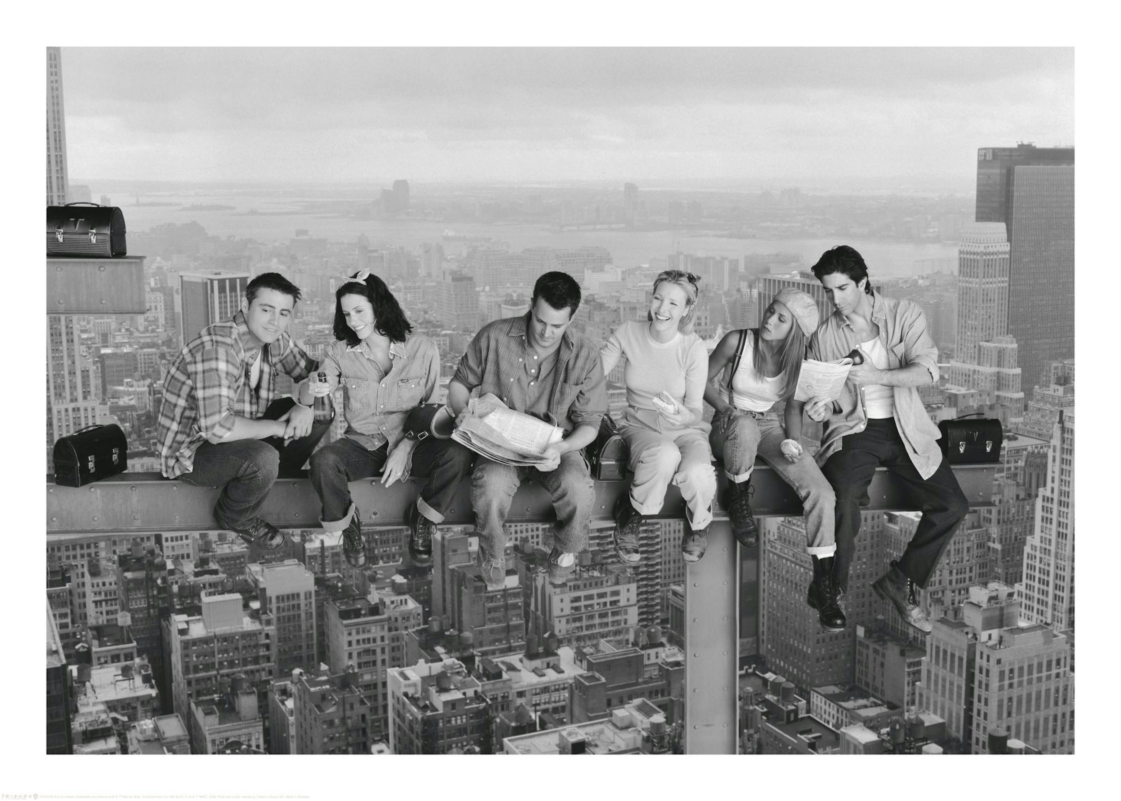 Affiche noir et blanc Friends, personnages déjeunant sur un gratte-ciel avec vue sur la ville. Typographie Lunch Atop a Skyscrap
