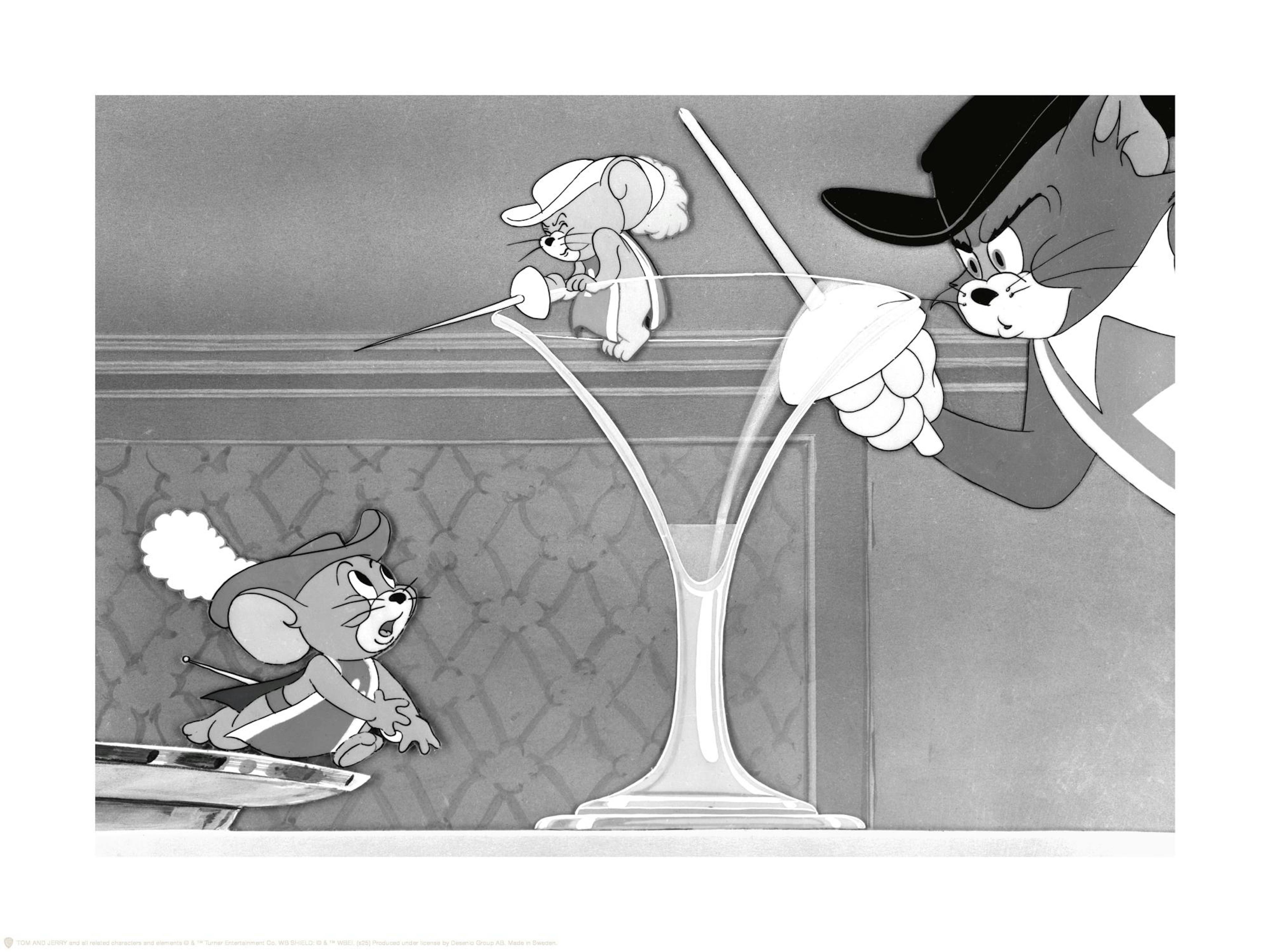Mustavalkoinen Tom ja Jerry™ juliste, jossa he miekkailevat muskettisoturiasuissa. Jerry hyppii ja Tom yrittää osua häneen mieka