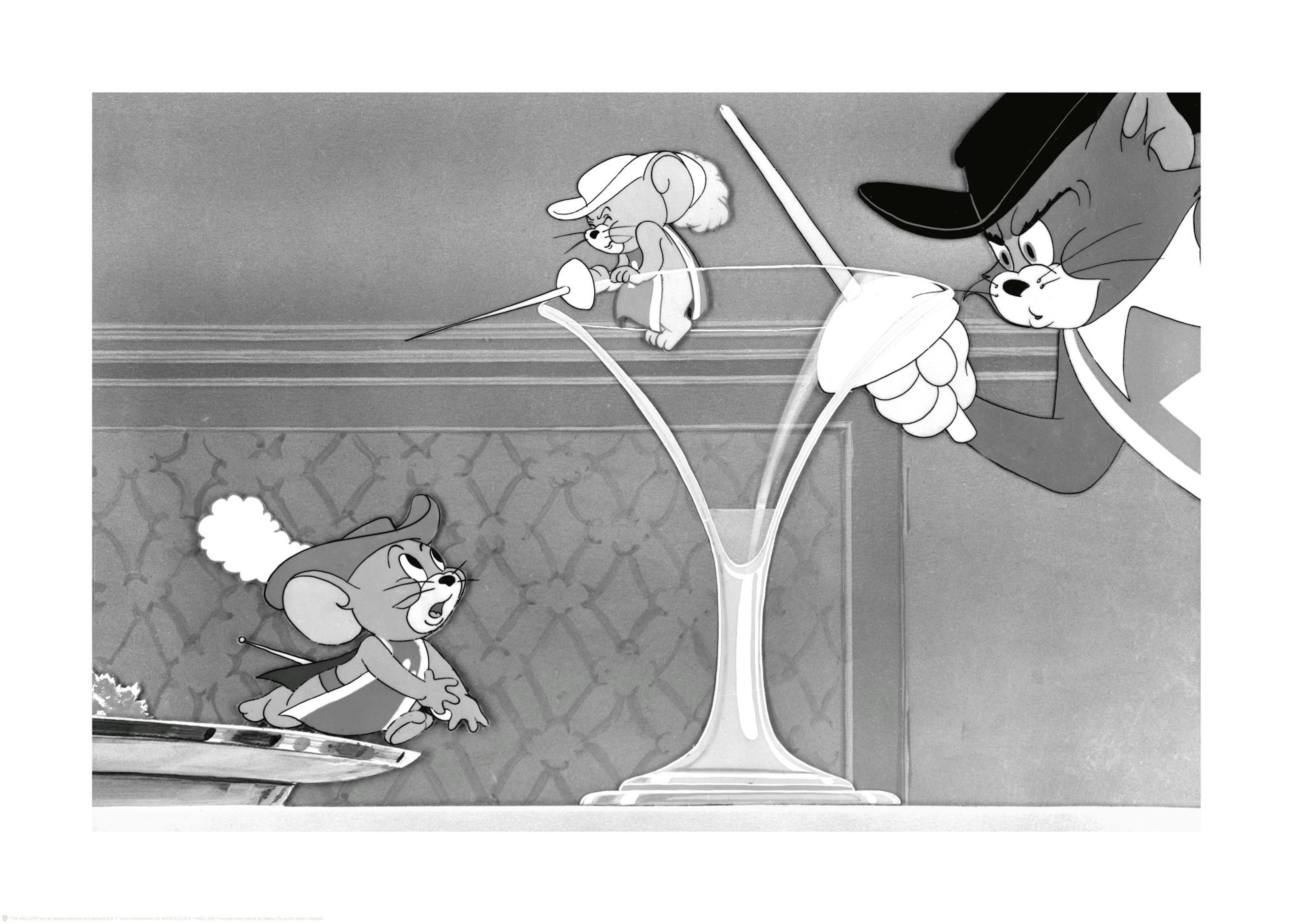 Tom & Jerry™ i musketerantrekk, Jerry gjemmer seg fra Tom som svinger et sverd, svart-hvitt tegneserieplakat