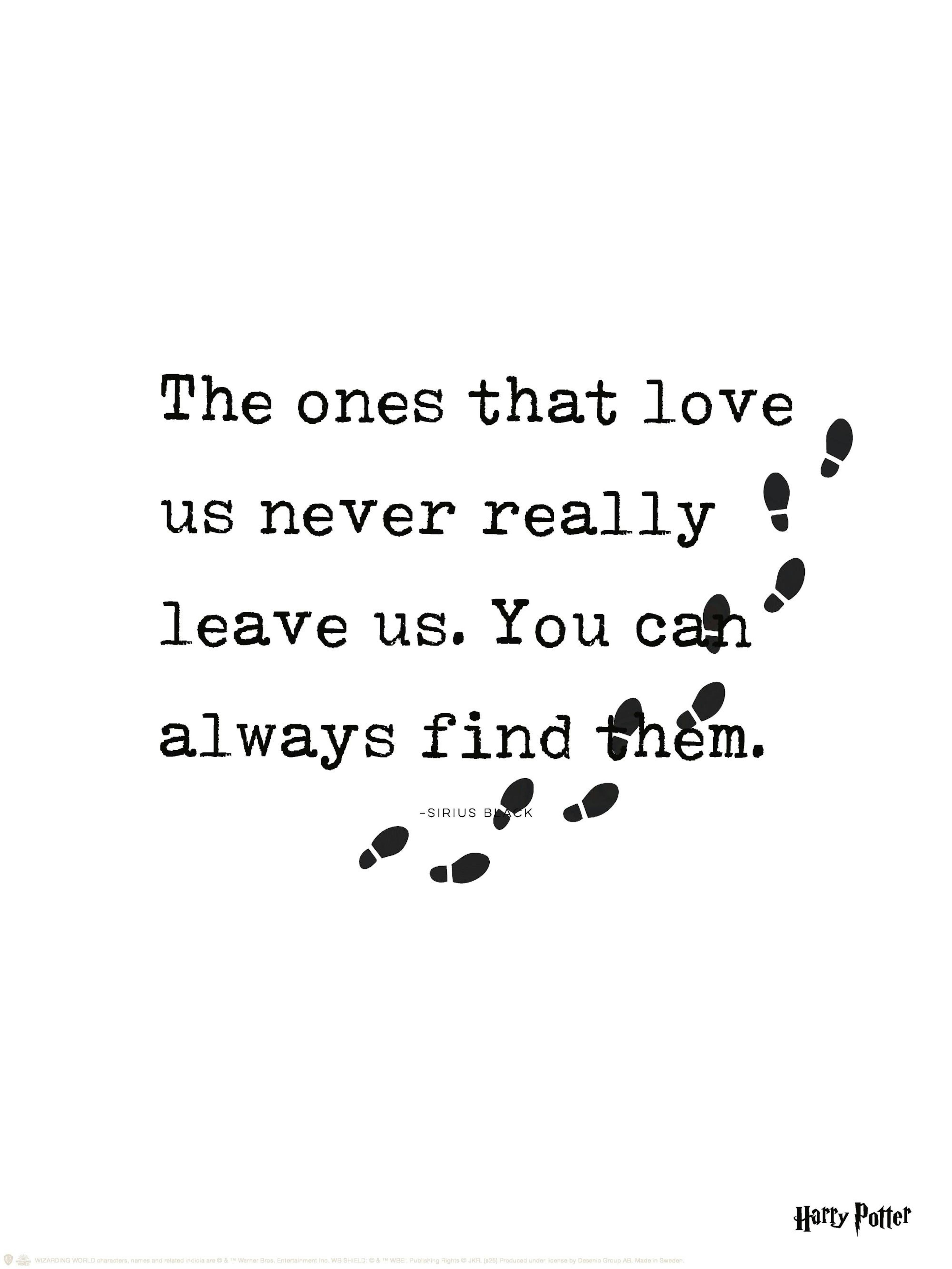 Póster de Harry Potter con cita de Sirius Black en blanco y negro, con texto The ones that love us never really leave us. You ca