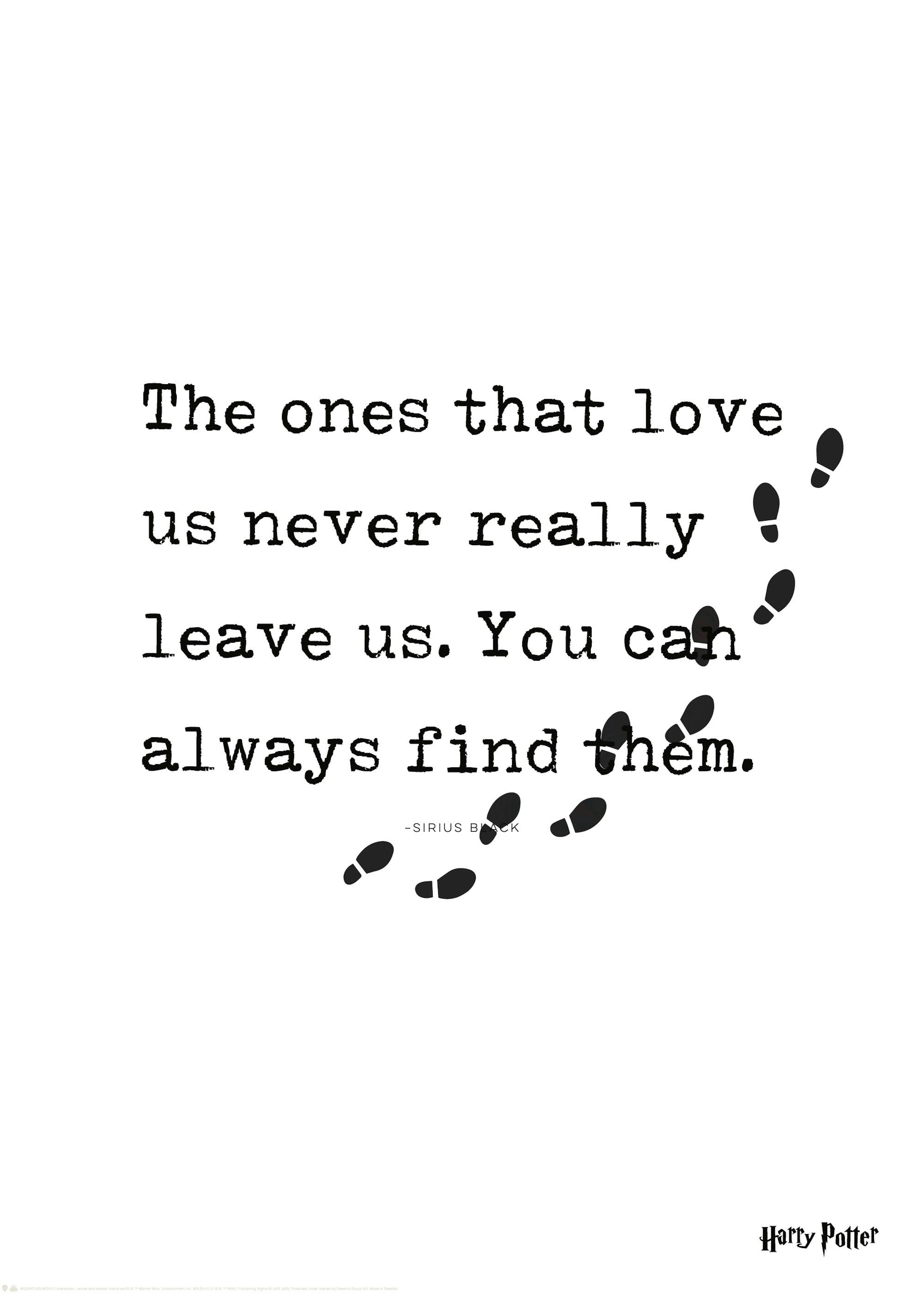 Póster de Harry Potter con cita de Sirius Black en blanco y negro, con texto The ones that love us never really leave us. You ca