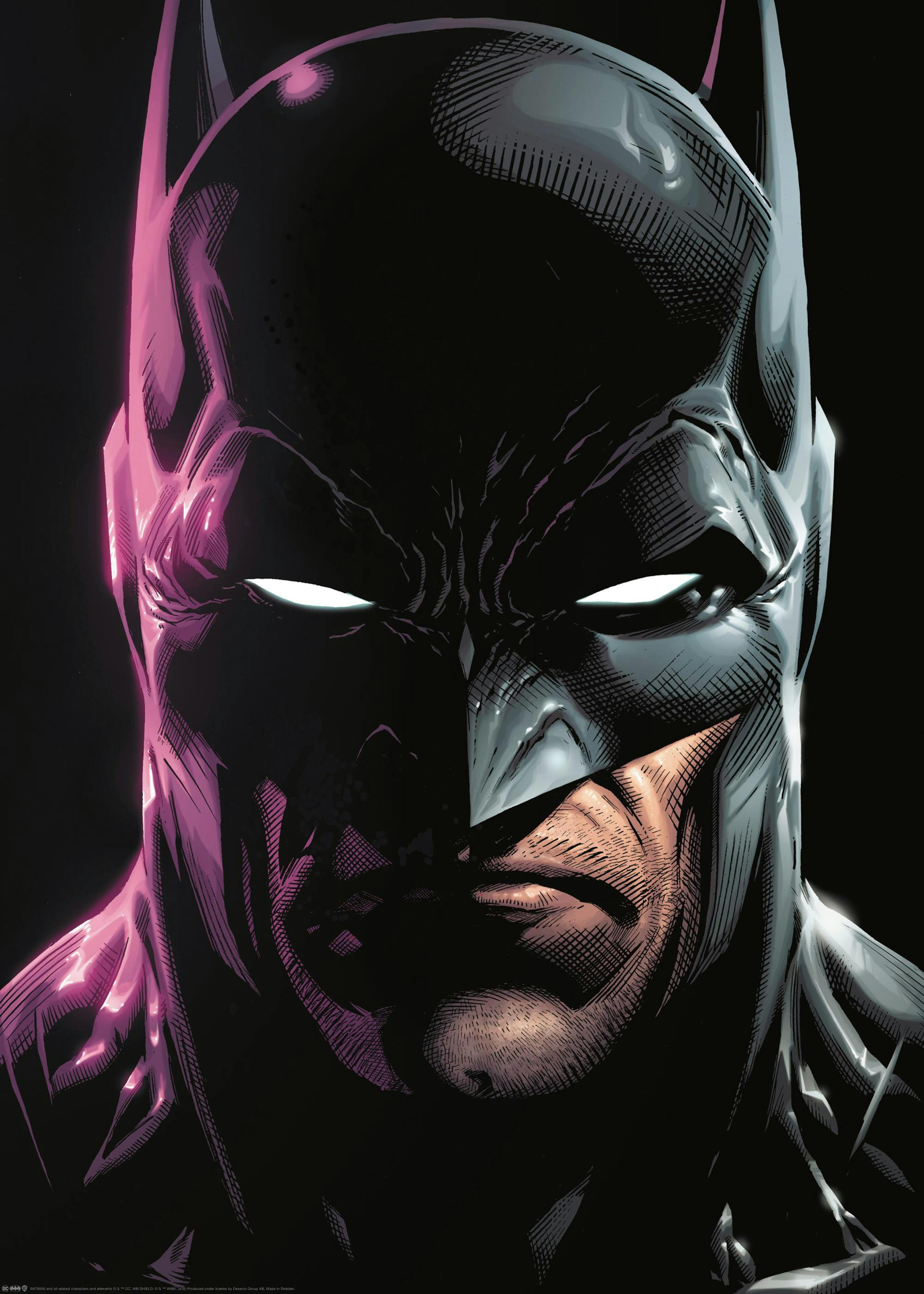 Póster de primer plano de Batman con luz de neón púrpura en el lado izquierdo y ojos blancos brillantes, sobre un fondo negro.