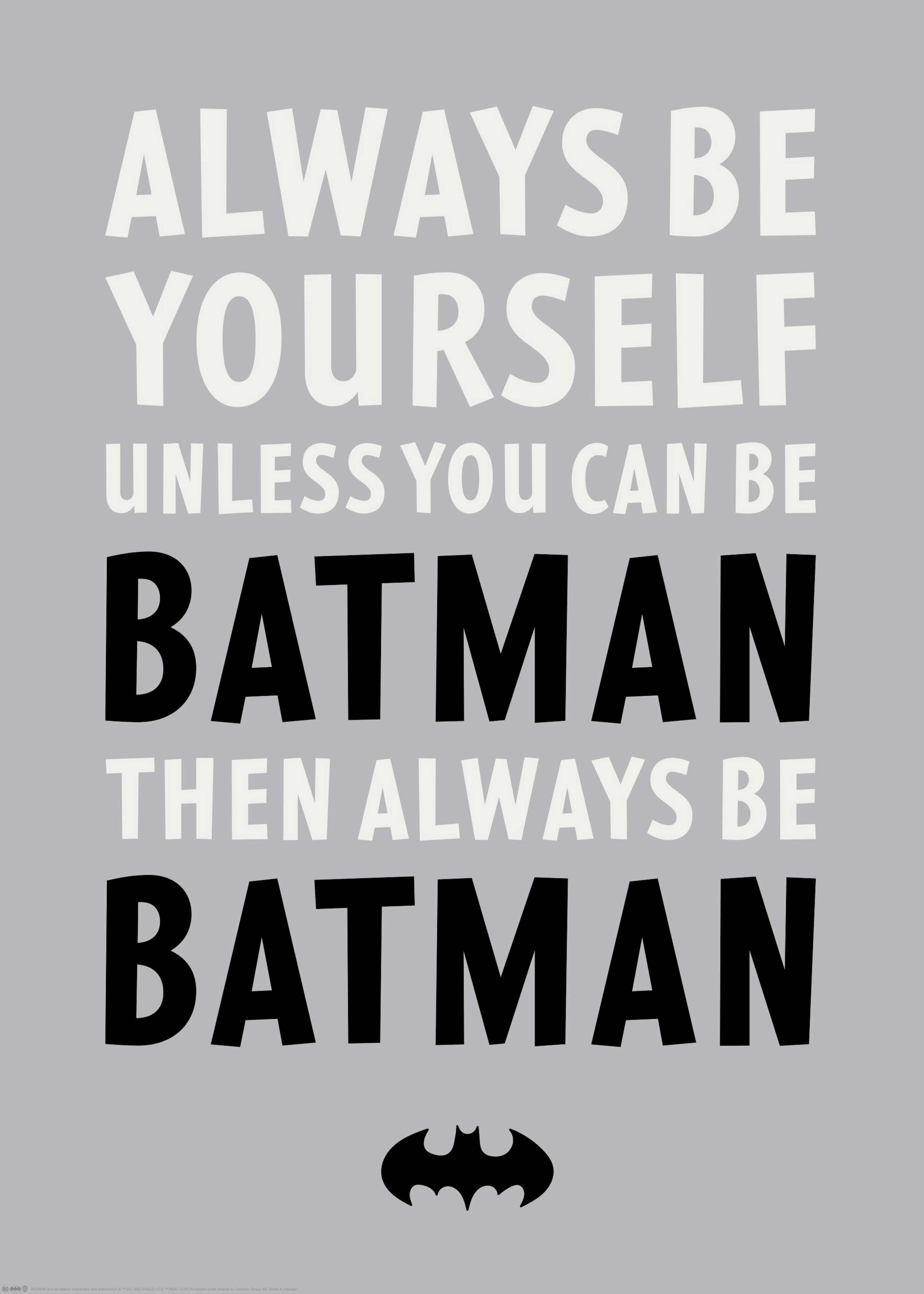 Batman-plakat med sitat Always Be Yourself unless You Can Be Batman Then Always Be Batman i svart og hvit tekst på grå bakgrunn.