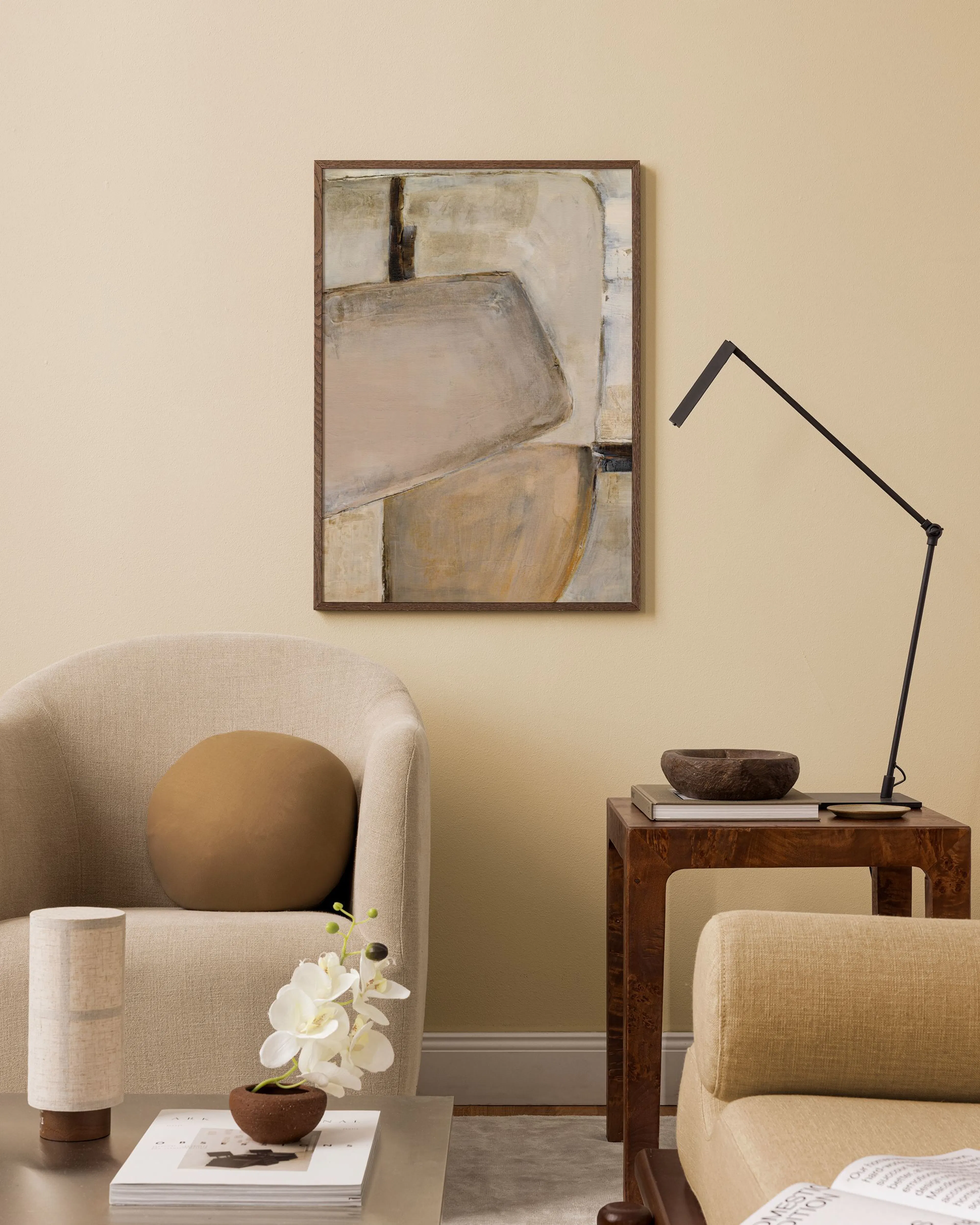 Affiche abstraite tons neutres beige et marron, avec des formes organiques, accrochée dans un salon moderne.