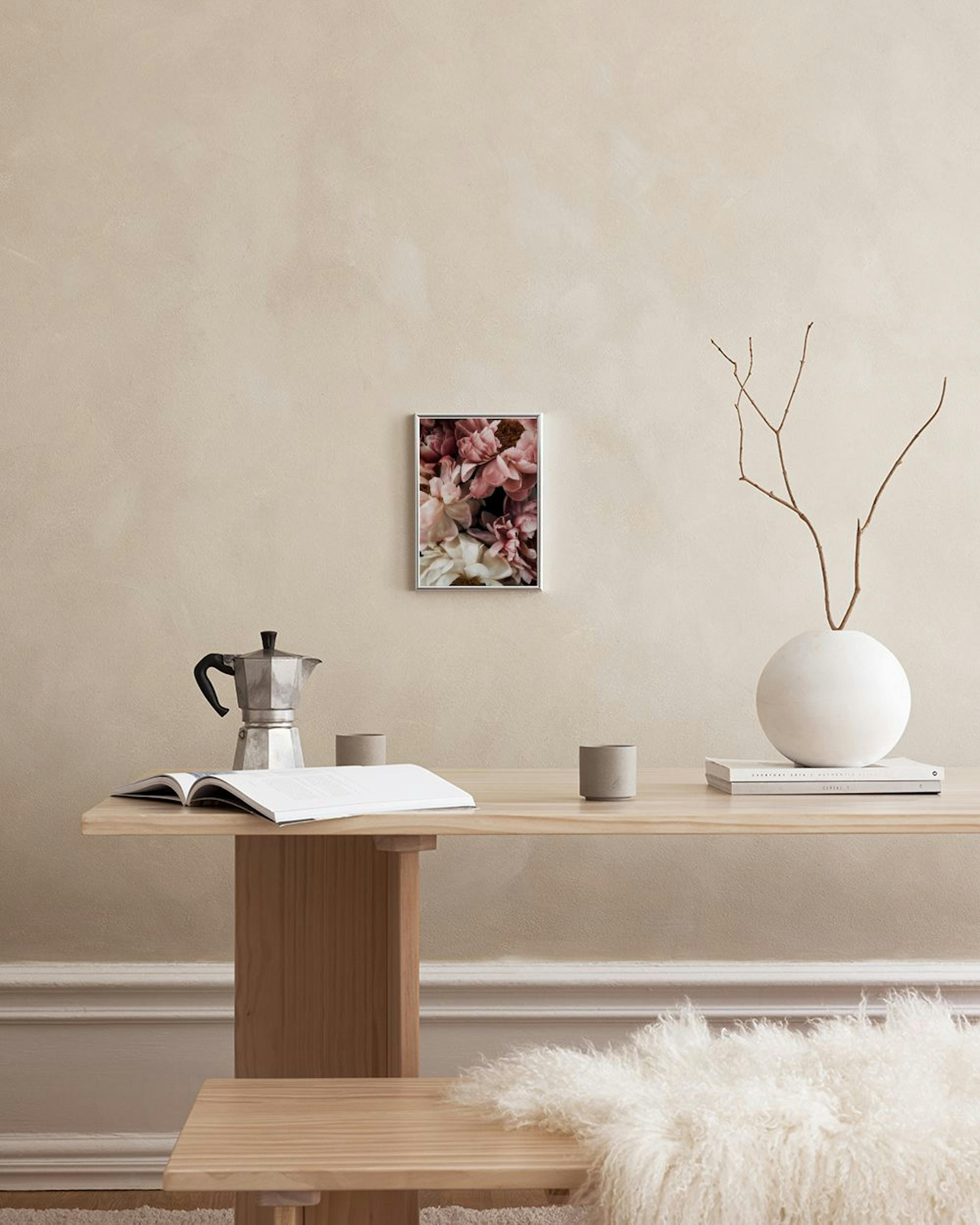 Poster con peonie rosa e bianche su sfondo scuro, esposto sopra una credenza grigio-marrone con vasi decorativi.