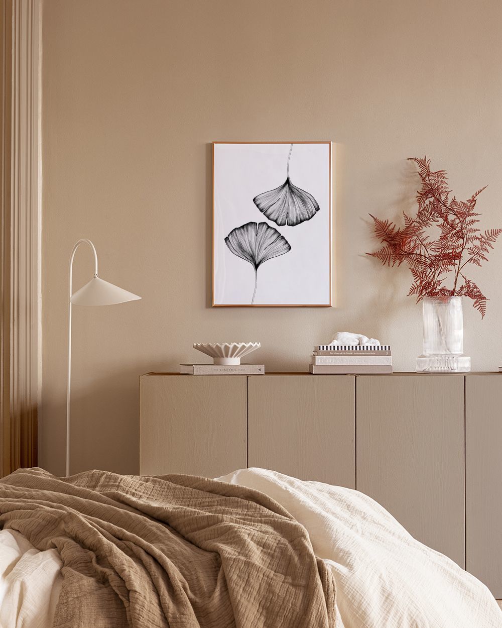 Qizni bir burchakka sudrab sikishdi.