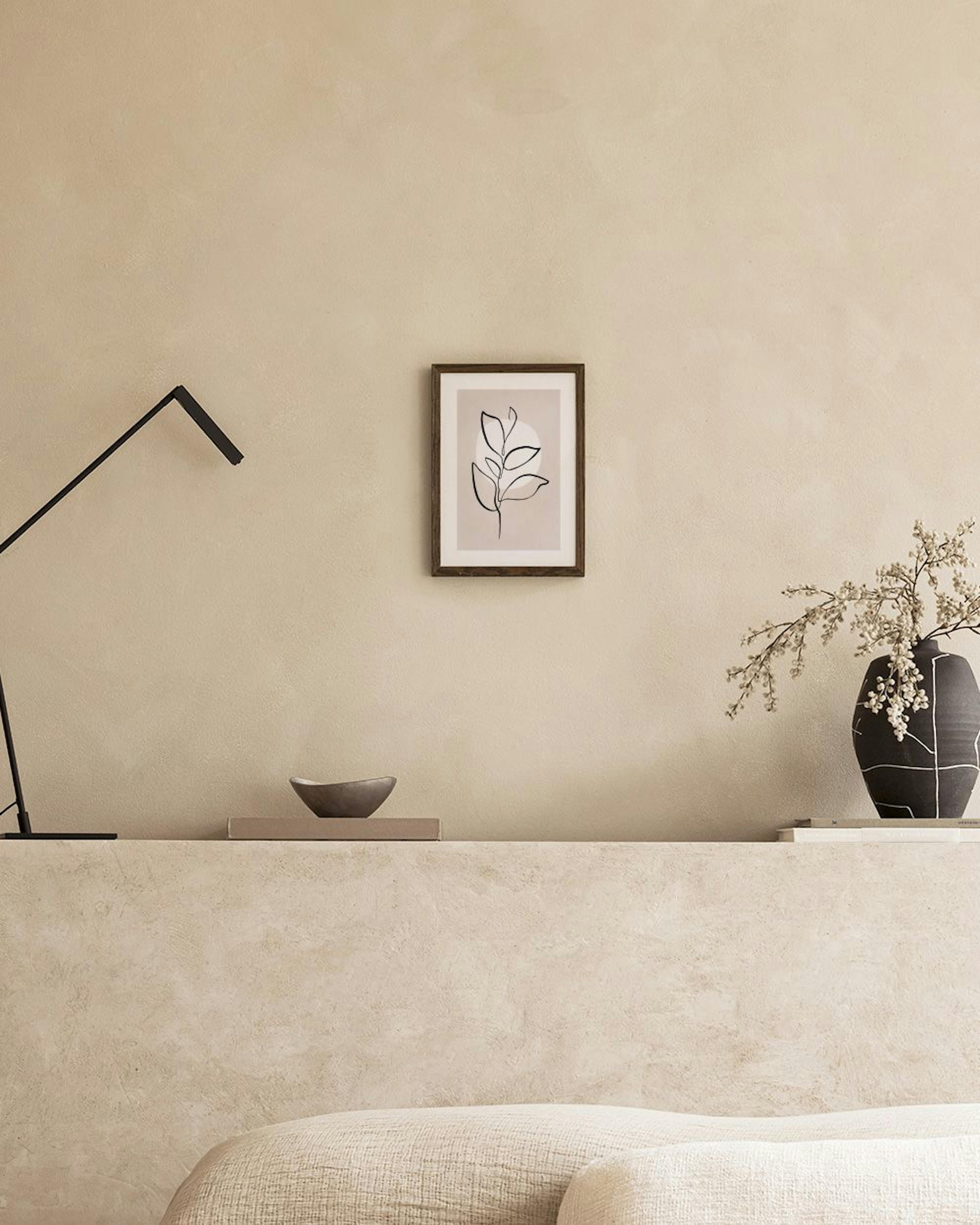 Póster de planta com traço linear preto em fundo bege, sobre uma mesa lateral com vasos e livros.