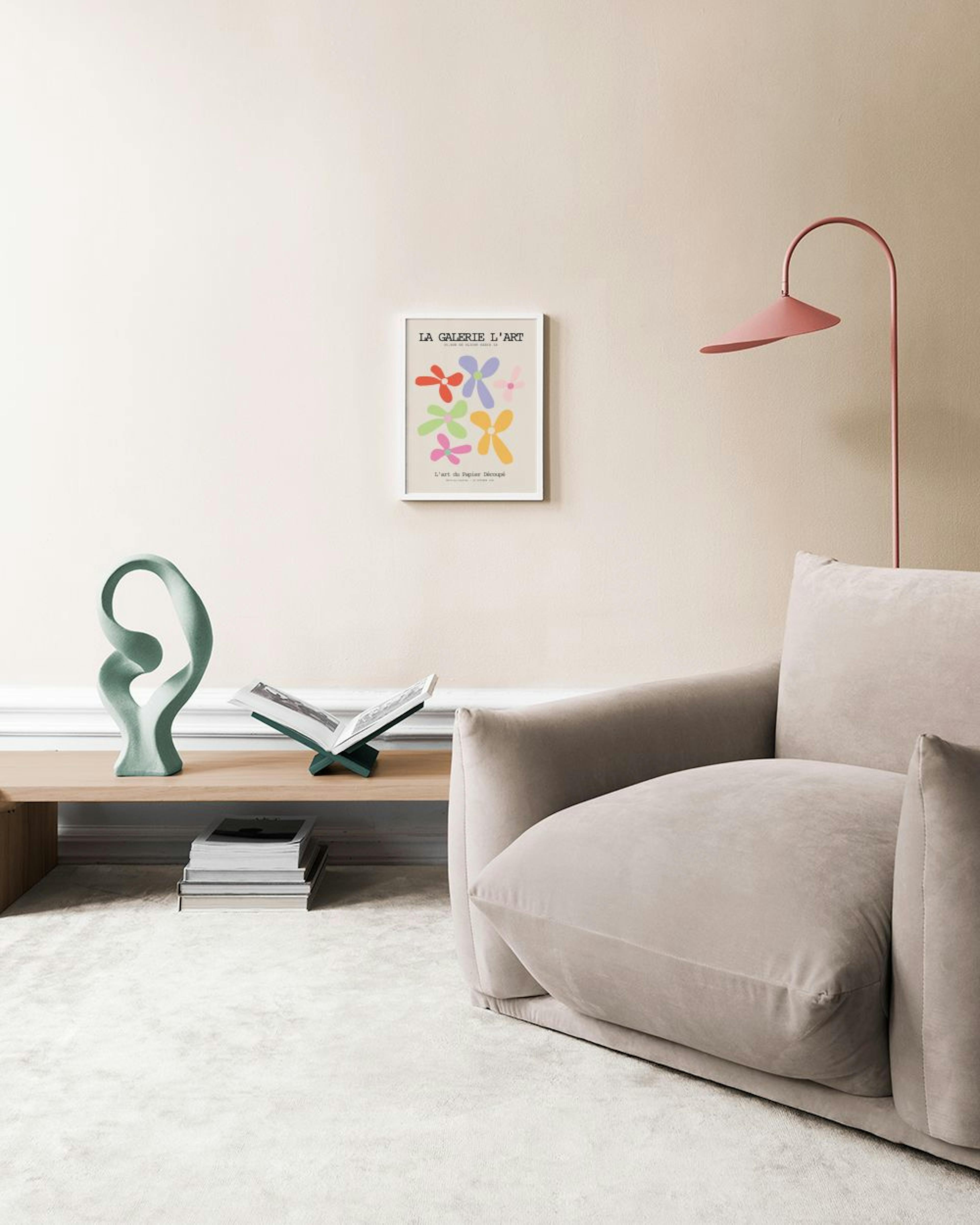 Poster met kleurrijke, abstracte bloemen in de stijl van Lart du Papier Découpé, hangend boven een marmeren bijzettafel met vaze