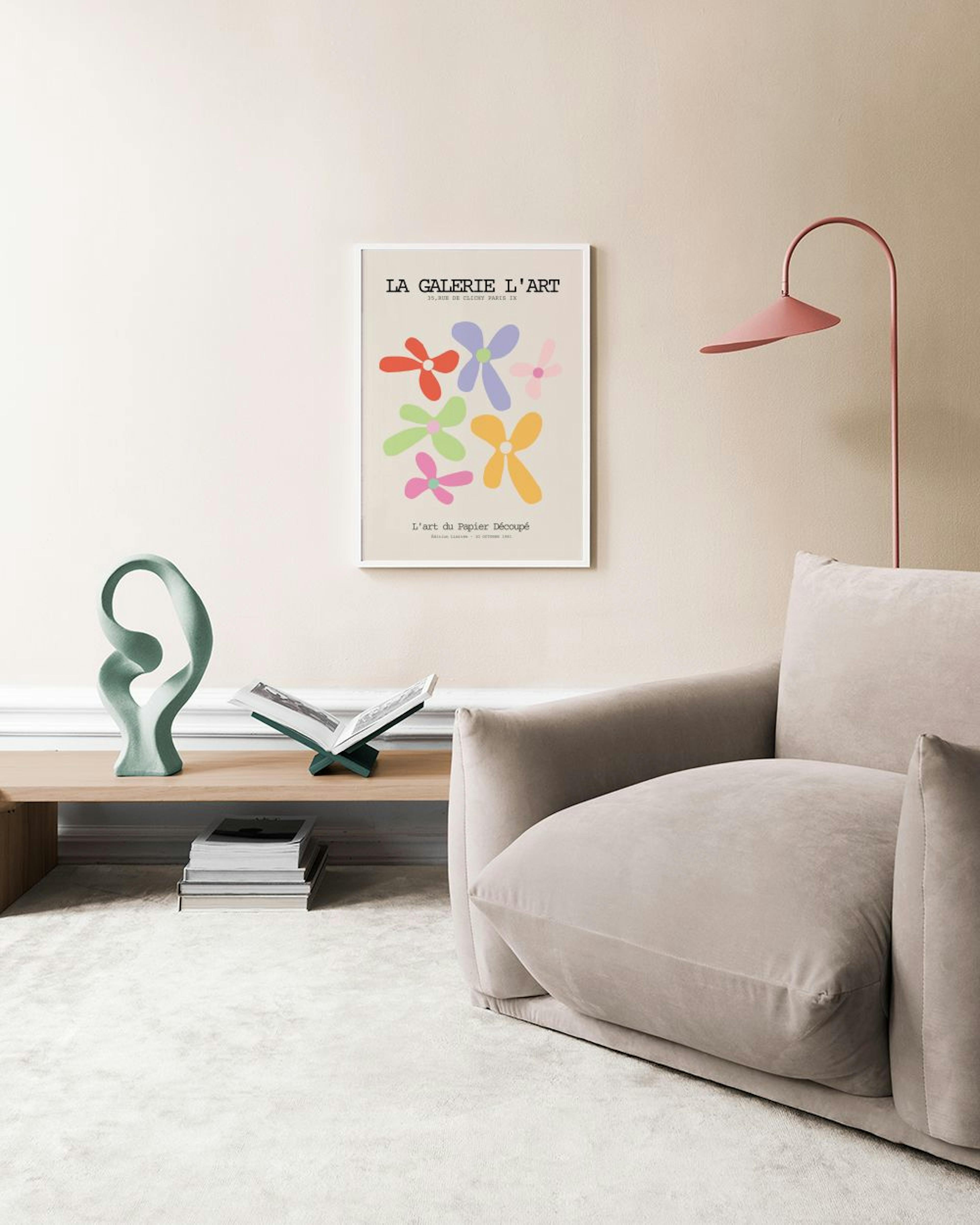 Poster mit bunten, abstrakt geformten Blumen, hängt über einem Beistelltisch mit Vasen und Büchern.