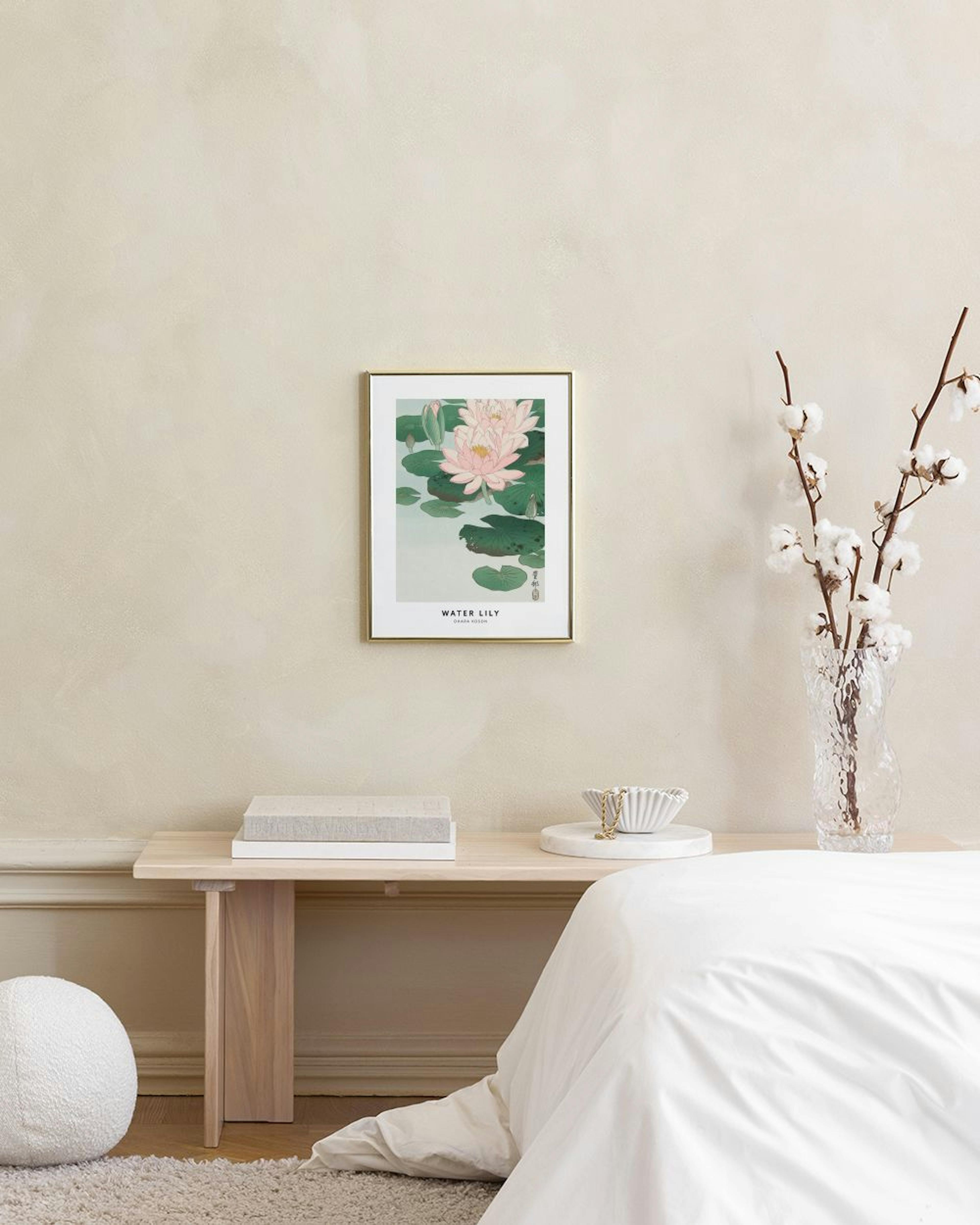 Poster van waterlelies met roze bloemen en groene bladeren op een lichte achtergrond, staand op een grijze sidetable.
