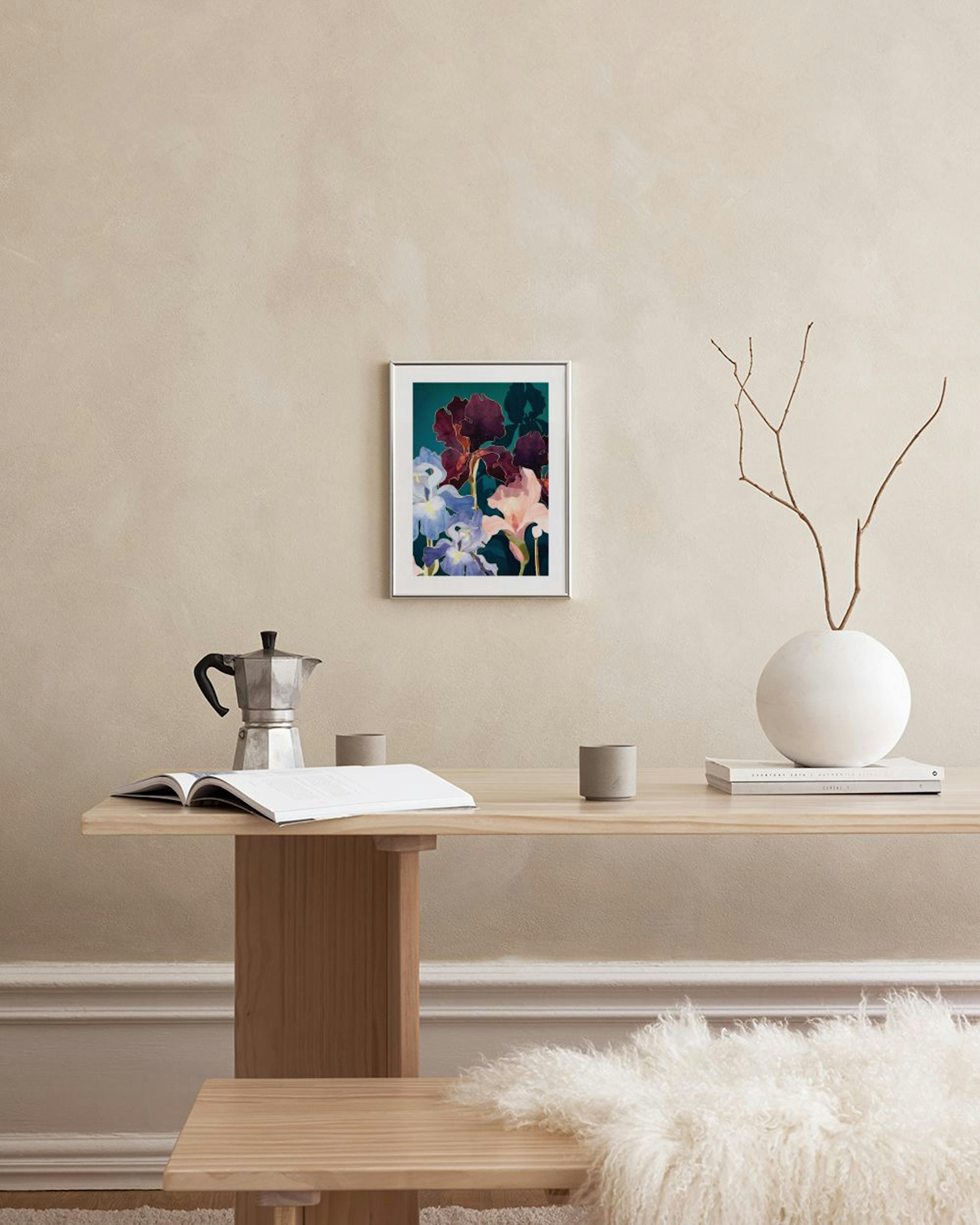 Poster van irissen in blauw, paars en roze tinten, hangend boven een wit dressoir met vazen en boeken.