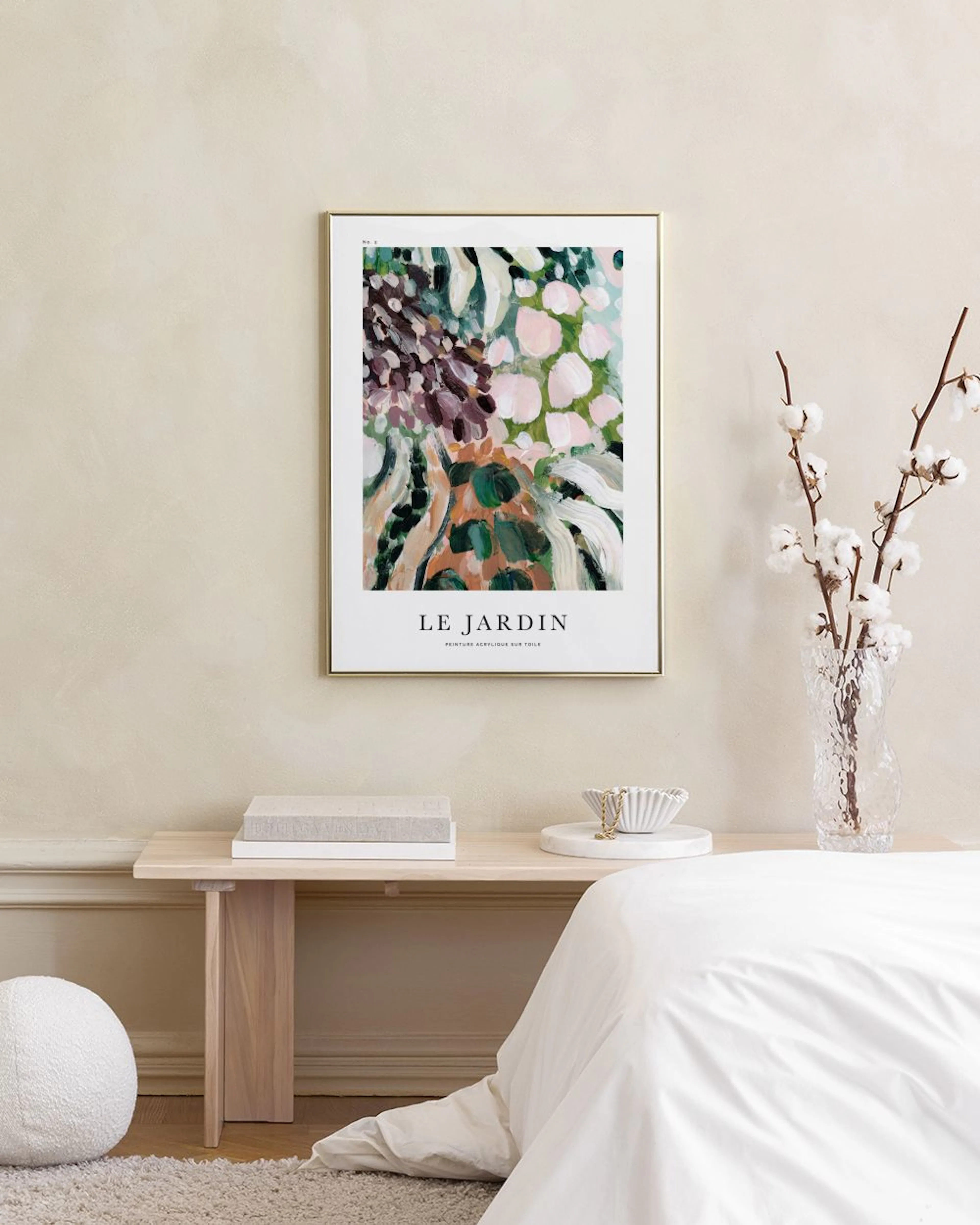 Plakat LE JARDIN z abstrakcyjnym wzorem kwiatów i liści w odcieniach zieleni, różu i brązu, stojący na marmurowych postumentach 