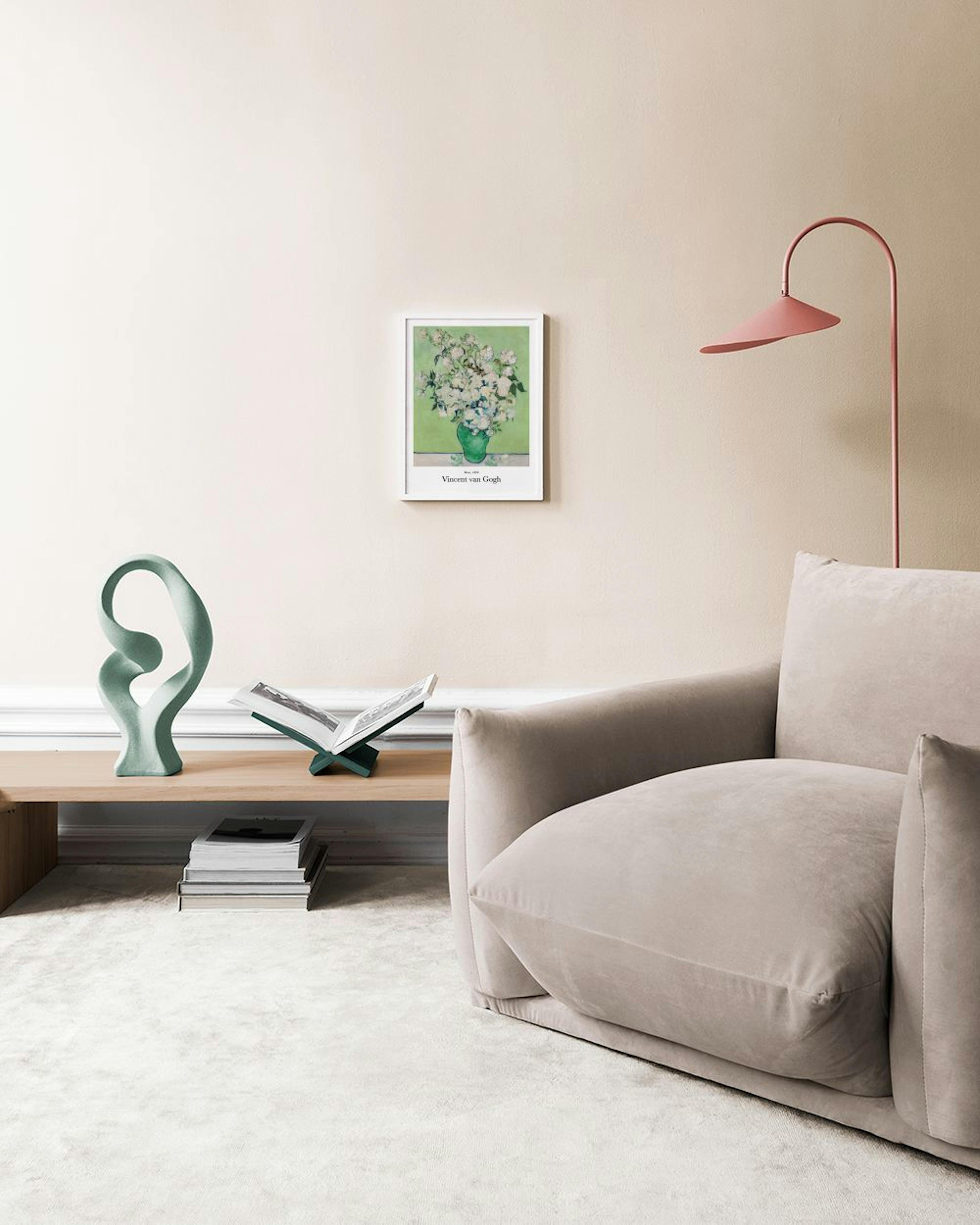 Poster van Van Goghs schilderij Rozen met witte rozen in een groene vaas, hangend aan een grijze muur boven een salontafel.