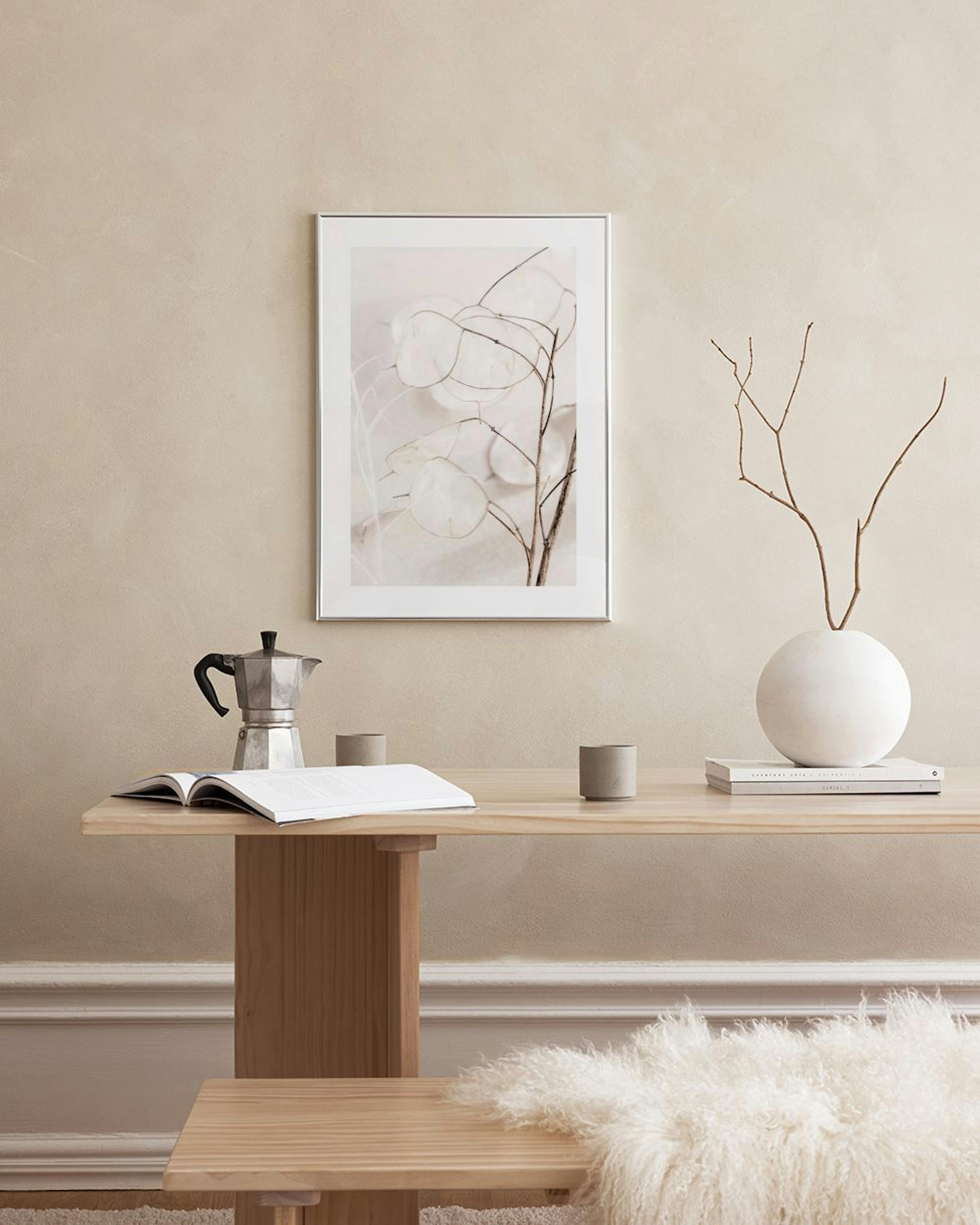 Poster van bleke judaspenning takken met transparante zaaddozen, hangend in een moderne kamer.