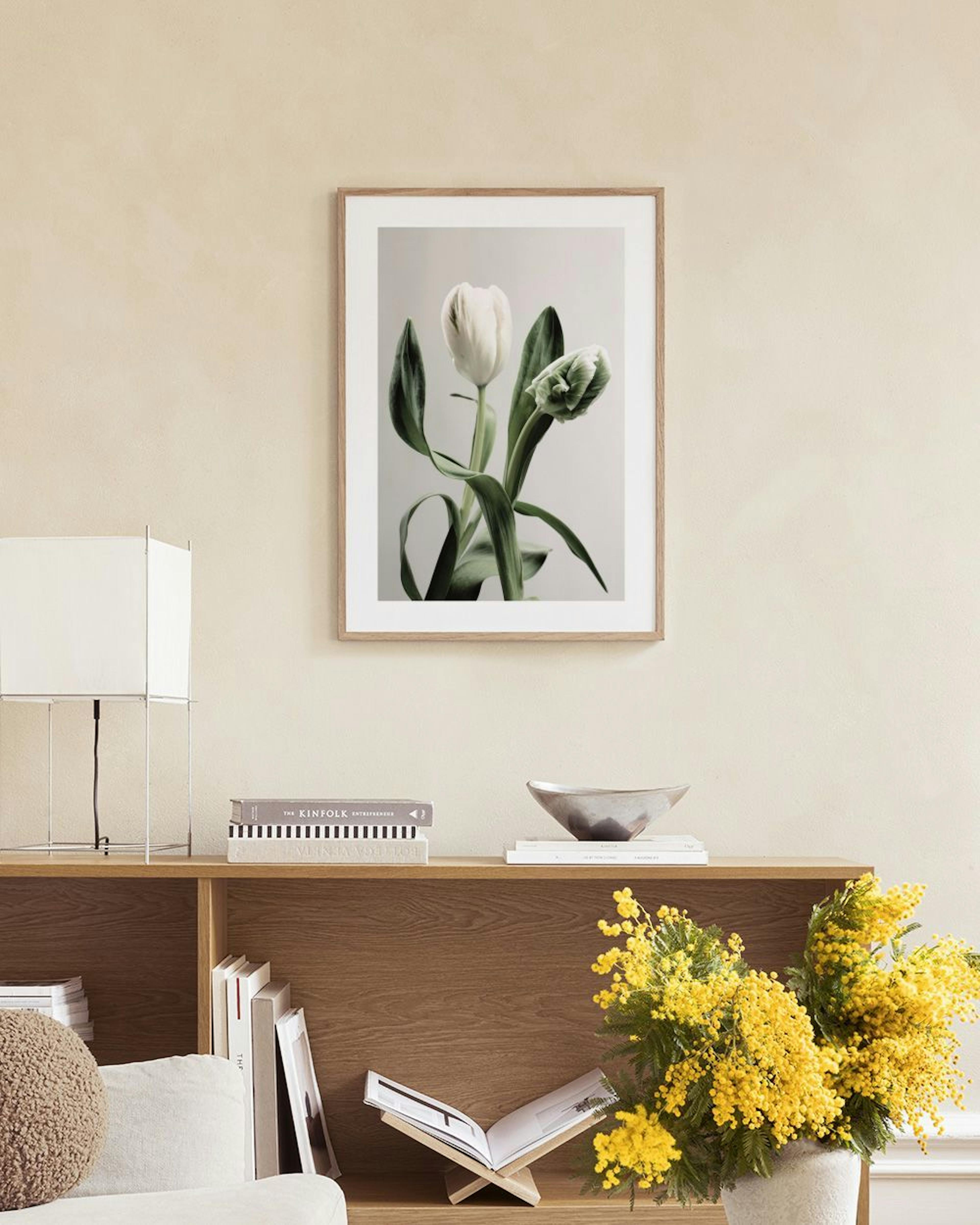 Póster de un tulipán blanco con un capullo verde y hojas, colgando sobre una silla de madera y una mesa auxiliar con un jarrón.
