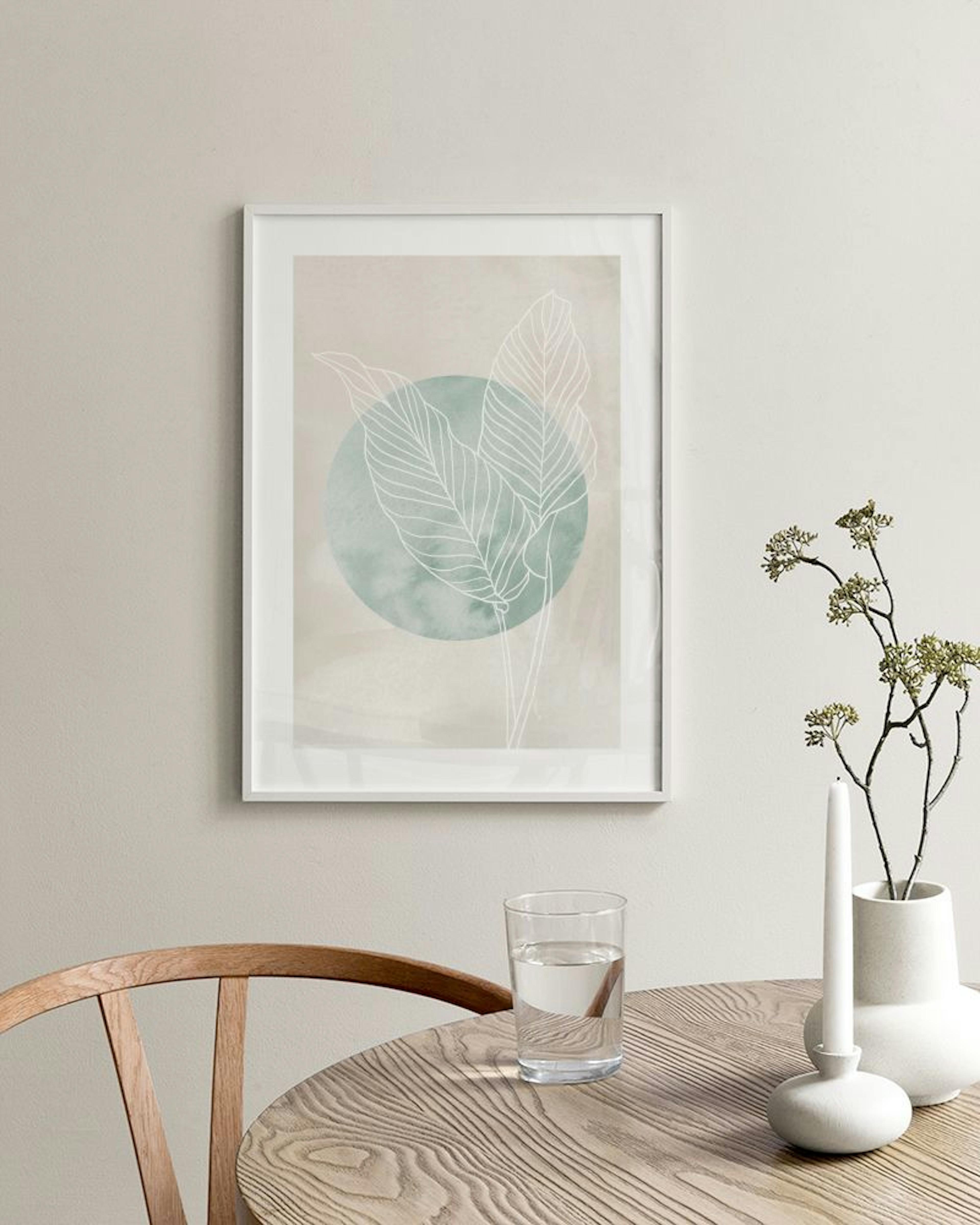 Poster mit weißen Blattformen auf einem pastellgrünen Kreis, hängend über einem Beistelltisch neben einem Bett.