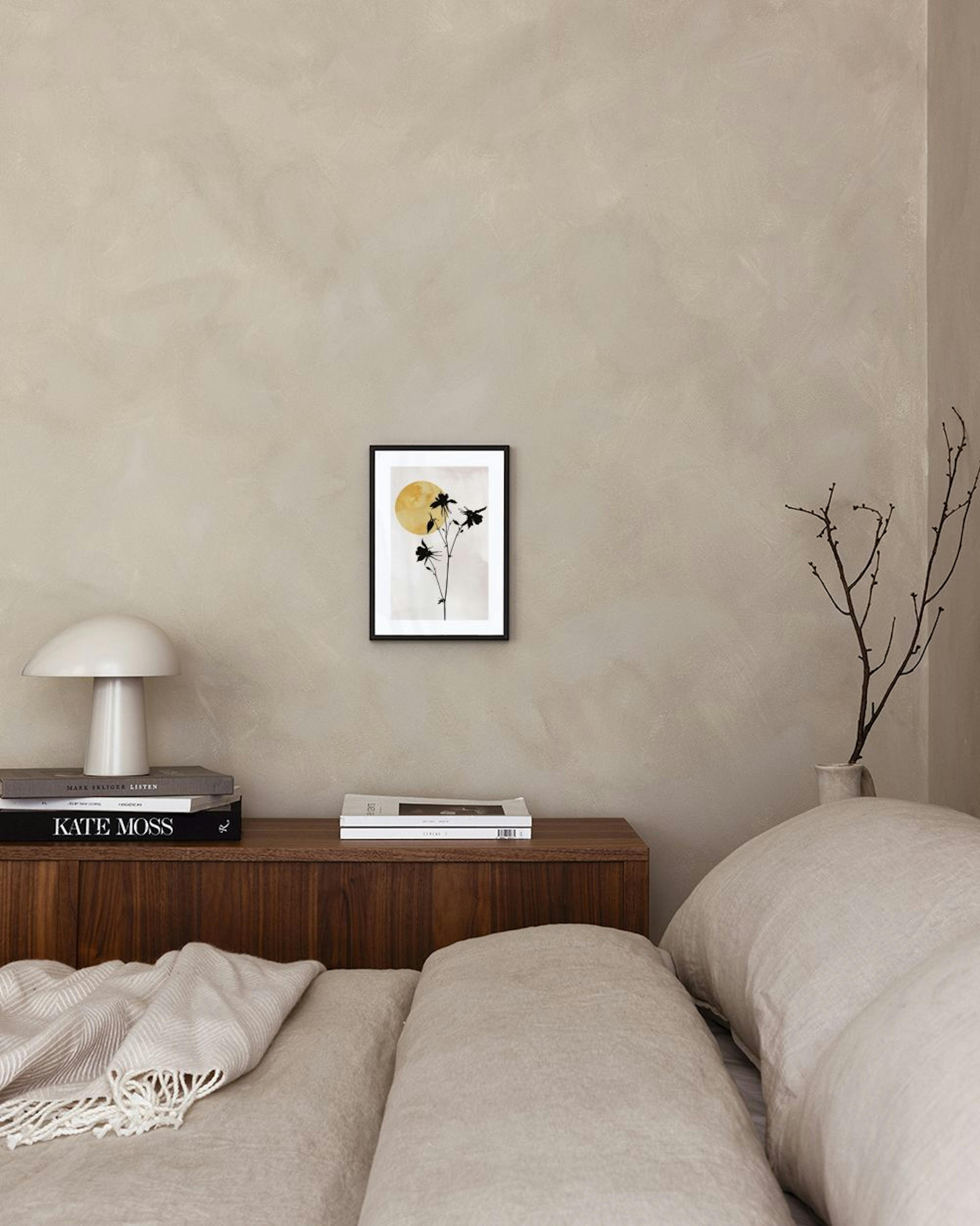 Affiche avec des fleurs noires stylisées devant un cercle jaune, exposée dans un intérieur moderne près dune chaise.