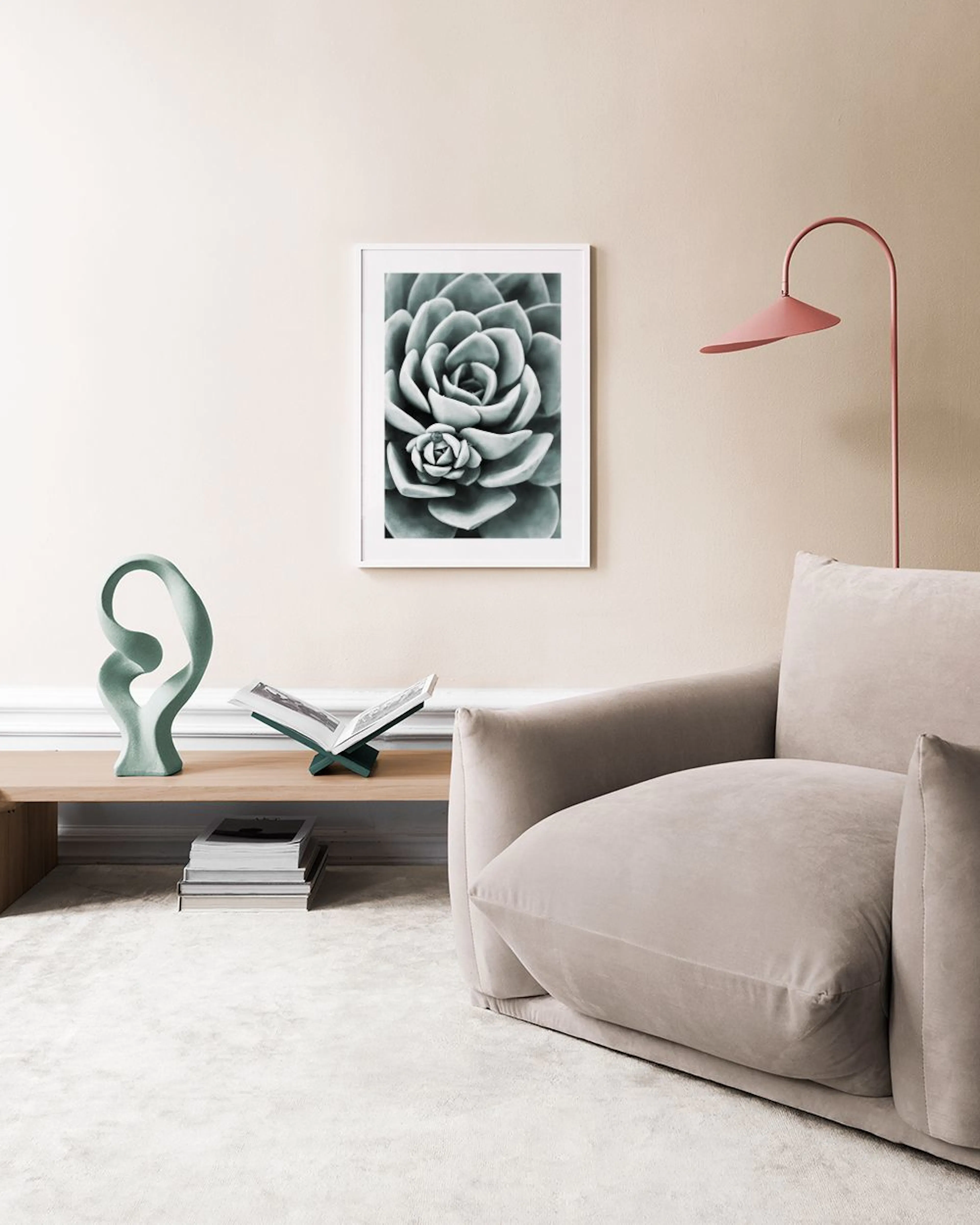 Poster van een zwart-witte vetplant met een kleinere vetplant in het midden, hangend boven een houten bankje met vazen.