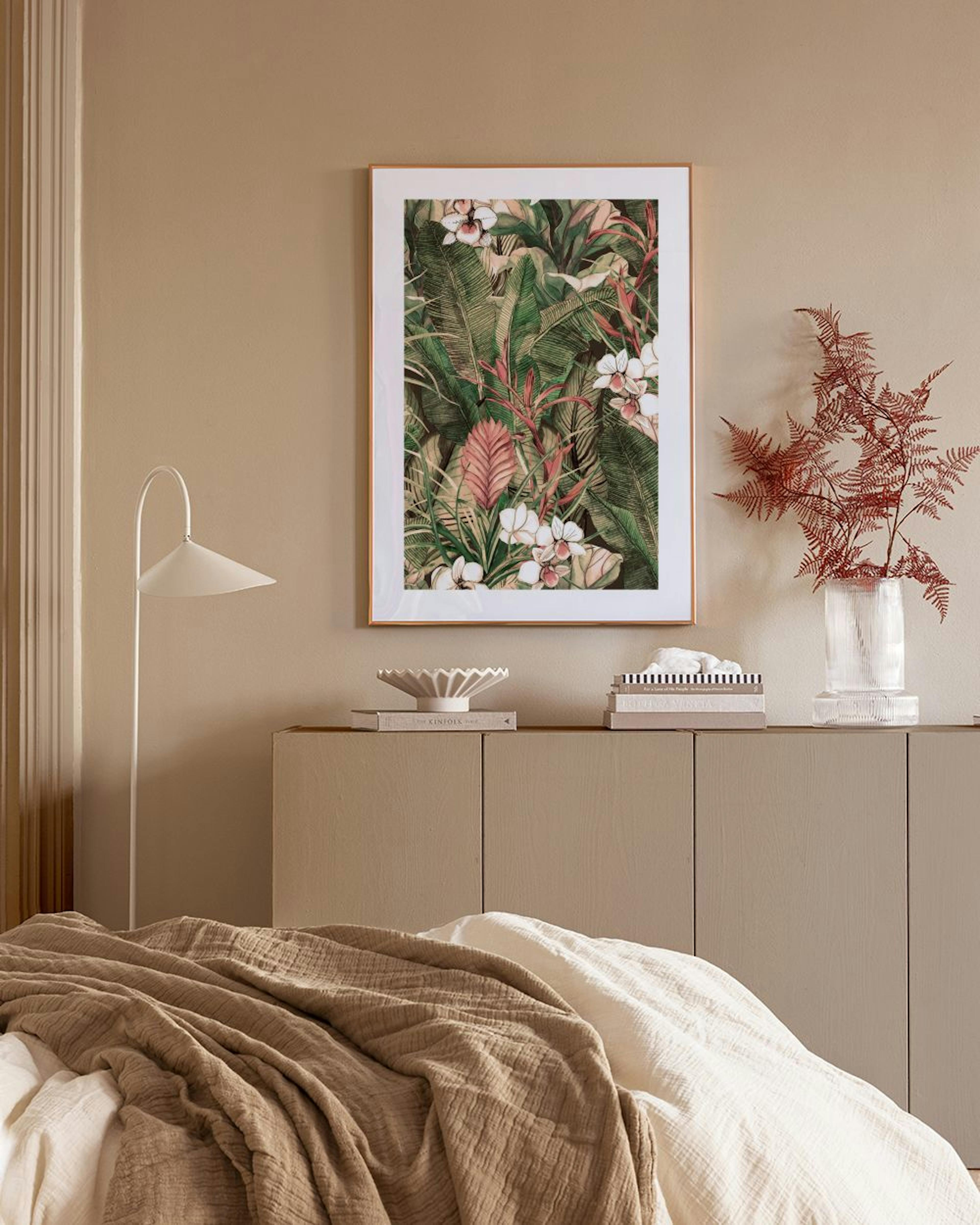 Poster mit Dschungelmotiv, grünen Blättern und weißen Blüten, über einem Sideboard mit Dekoration.