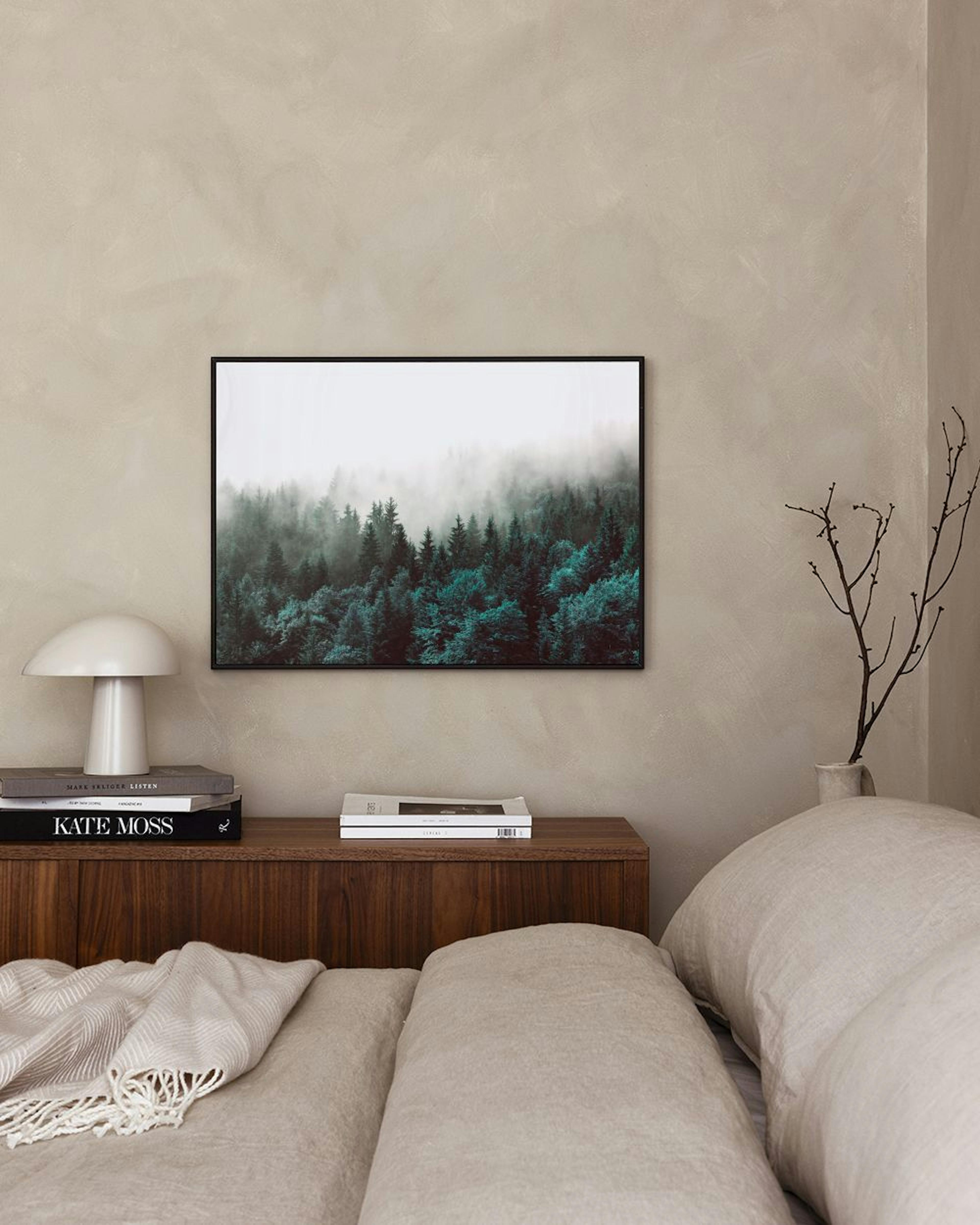 Poster van mistige dennenbomen in een donkergroen bos, hangend boven een dressoir met glazen vazen en zandlopers.