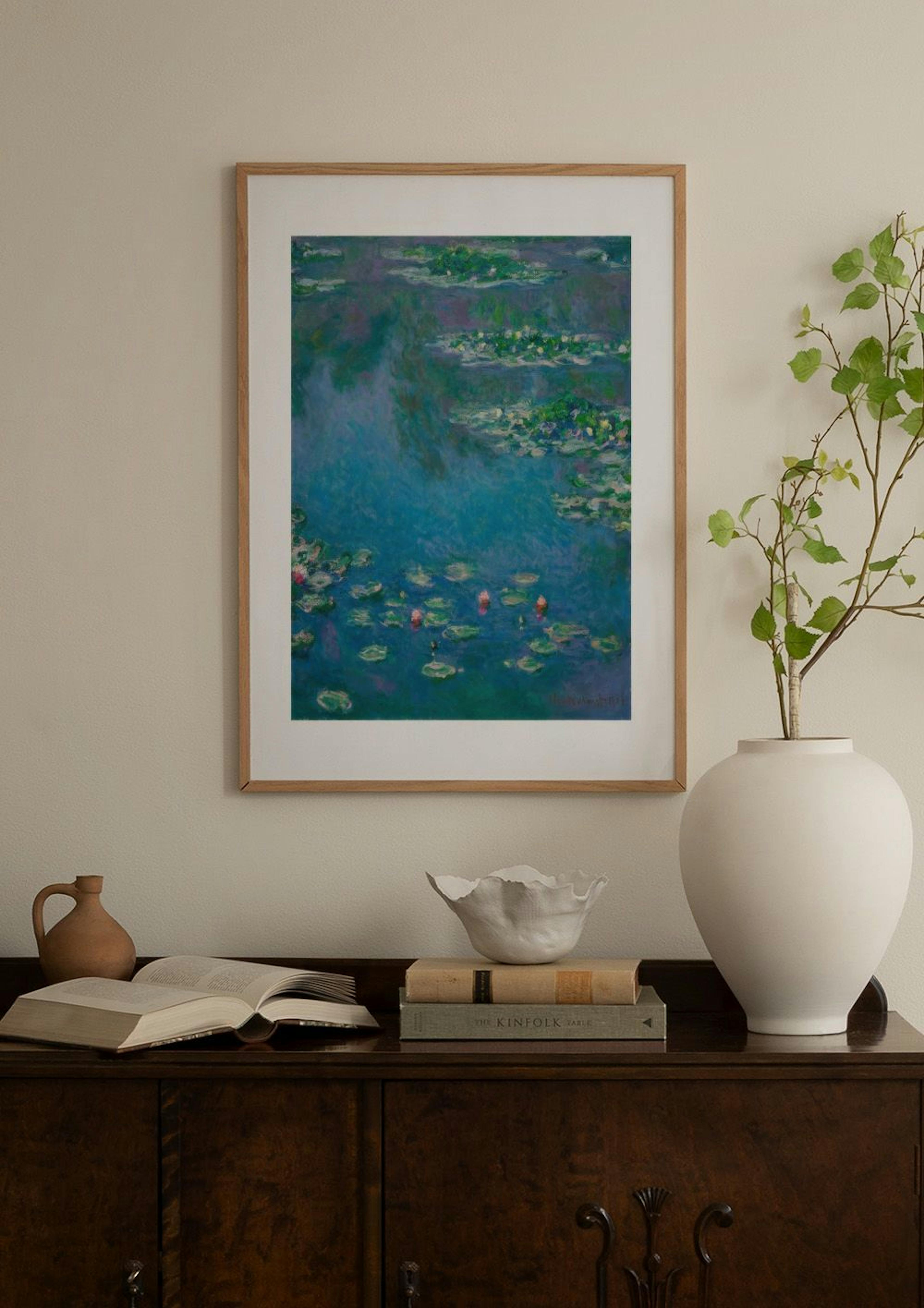 Poster de Monet com nenúfares em tons de azul e verde, exibido numa sala de estar moderna sobre uma consola preta.