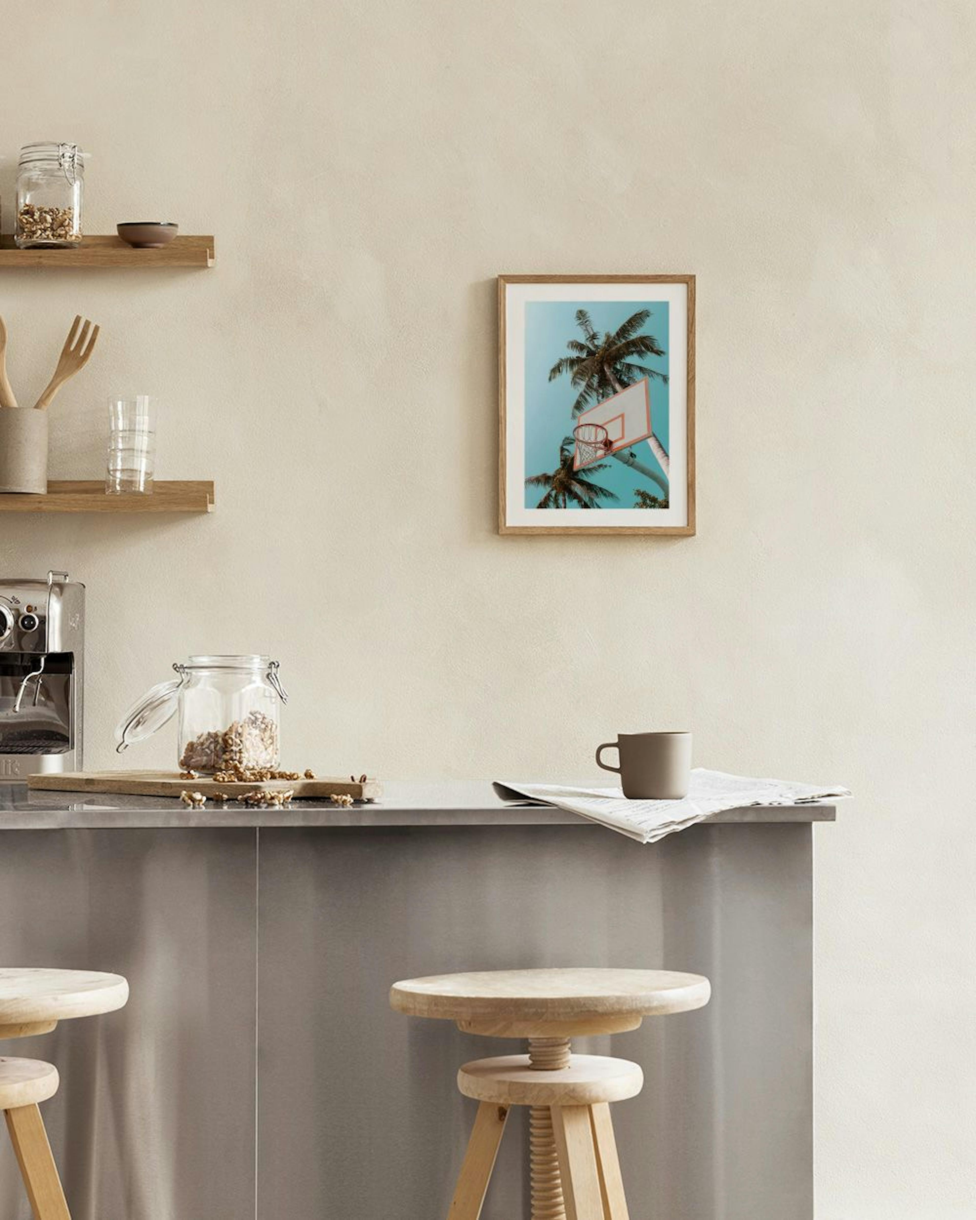 Poster van een basketbalring met palmbomen tegen een blauwe lucht, hangend boven een houten dressoir in een woonkamer.