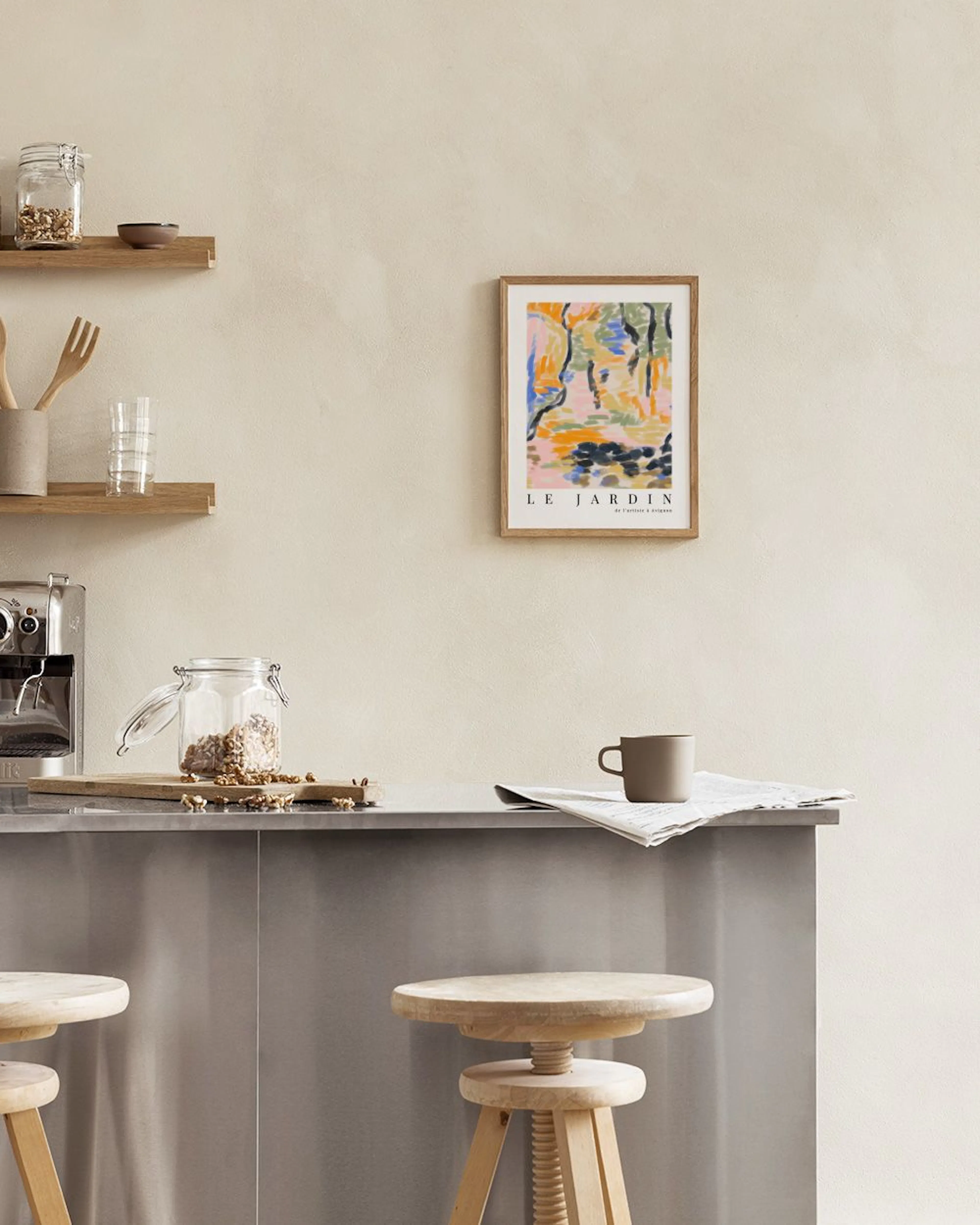 Poster van Le Jardin met abstracte vormen in oranje, roze, groen en blauw, hangend boven een marmeren bijzettafel met vazen.