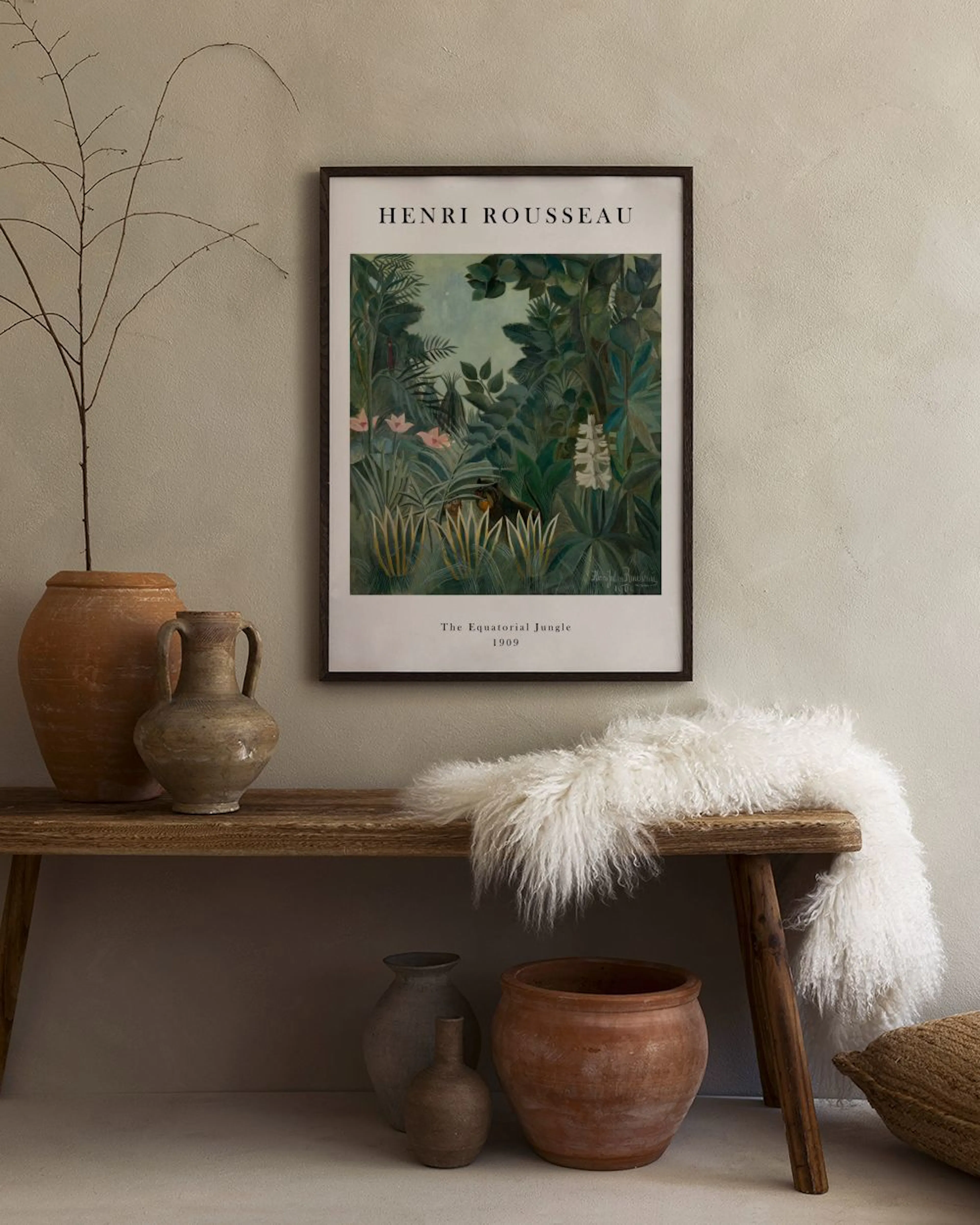 Henri Rousseaun The Equatorial Jungle -juliste harmaalla seinällä, vihreän tuolin ja mustan pöydän vieressä.