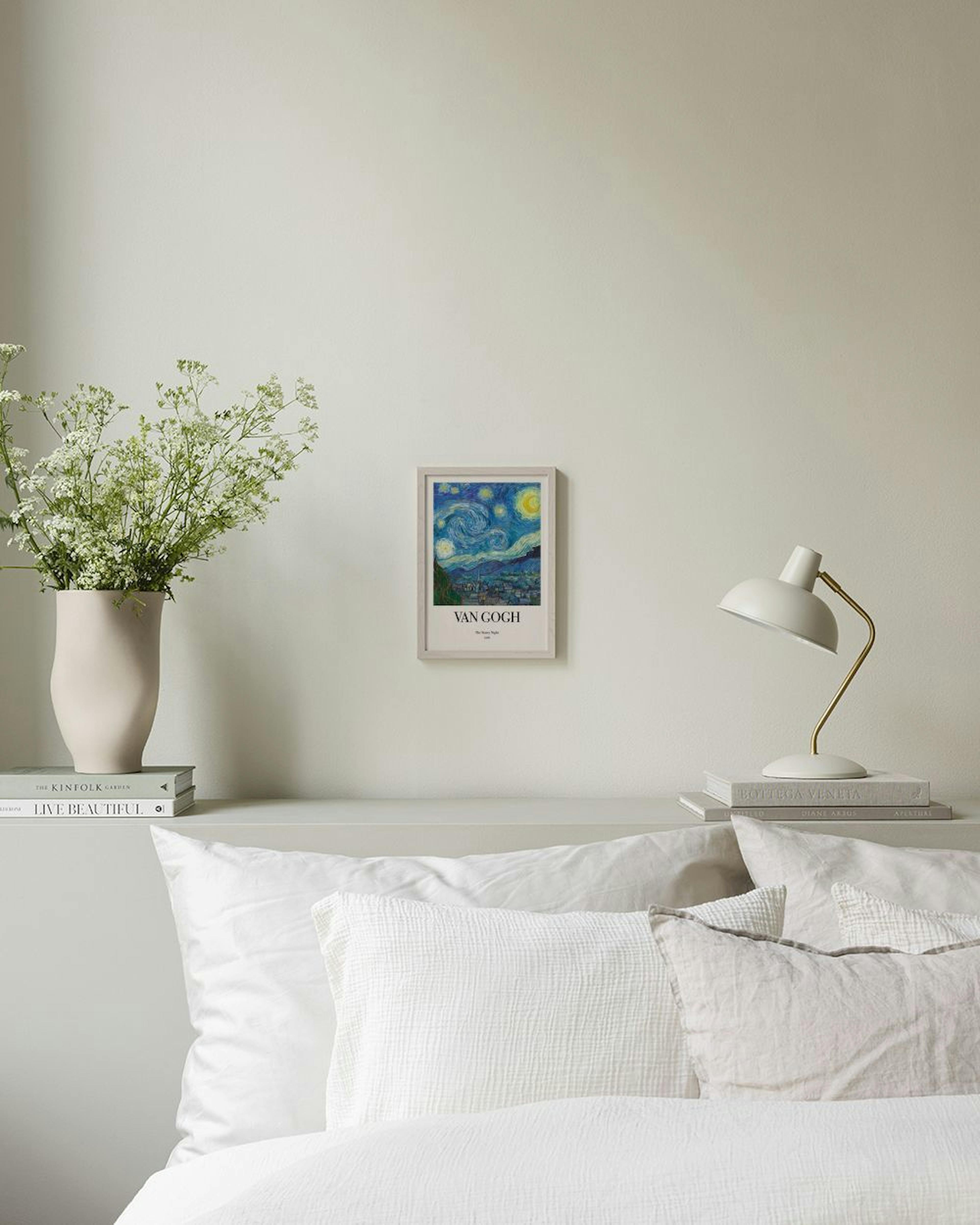 Póster de Van Gogh A Noite Estrelada em tons azuis e amarelos, pendurado numa parede cinzenta clara acima de uma mesa de apoio b