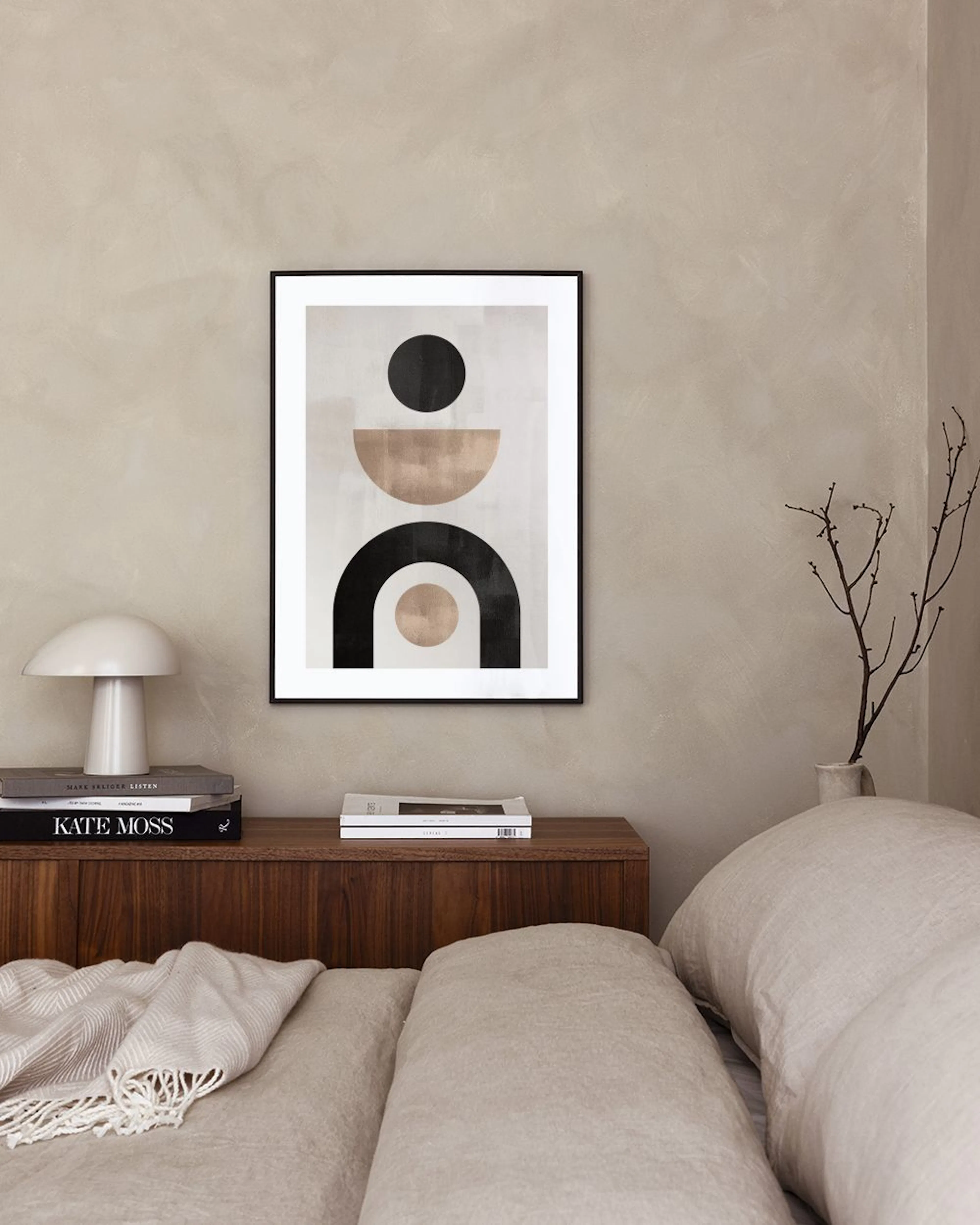 Poster mit schwarzen und beigen geometrischen Formen in einem modernen Wohnzimmer über einem Sideboard.