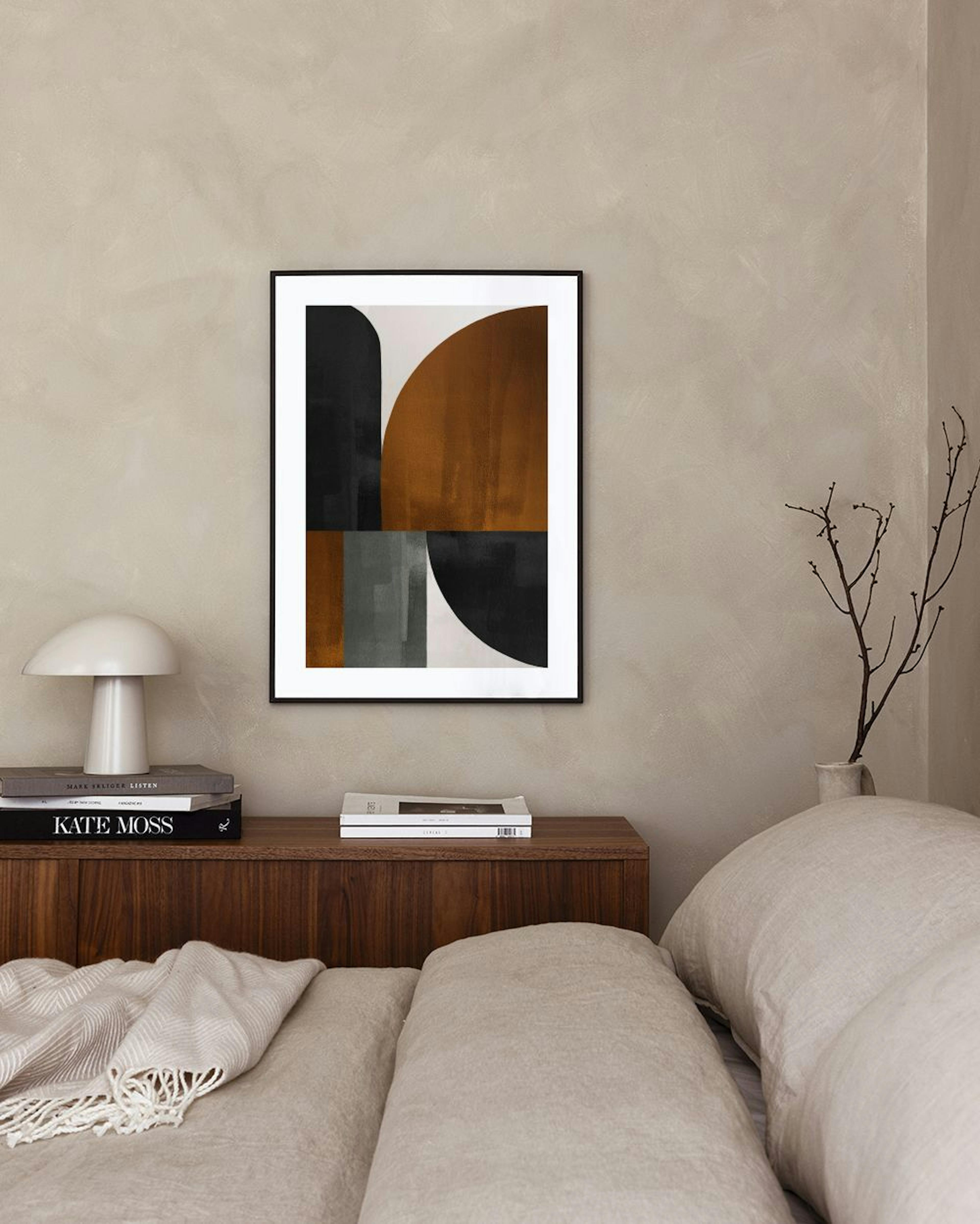 Póster de formas geométricas abstractas en tonos tierra, negro y gris, colgado sobre un aparador con un libro abierto y jarrones