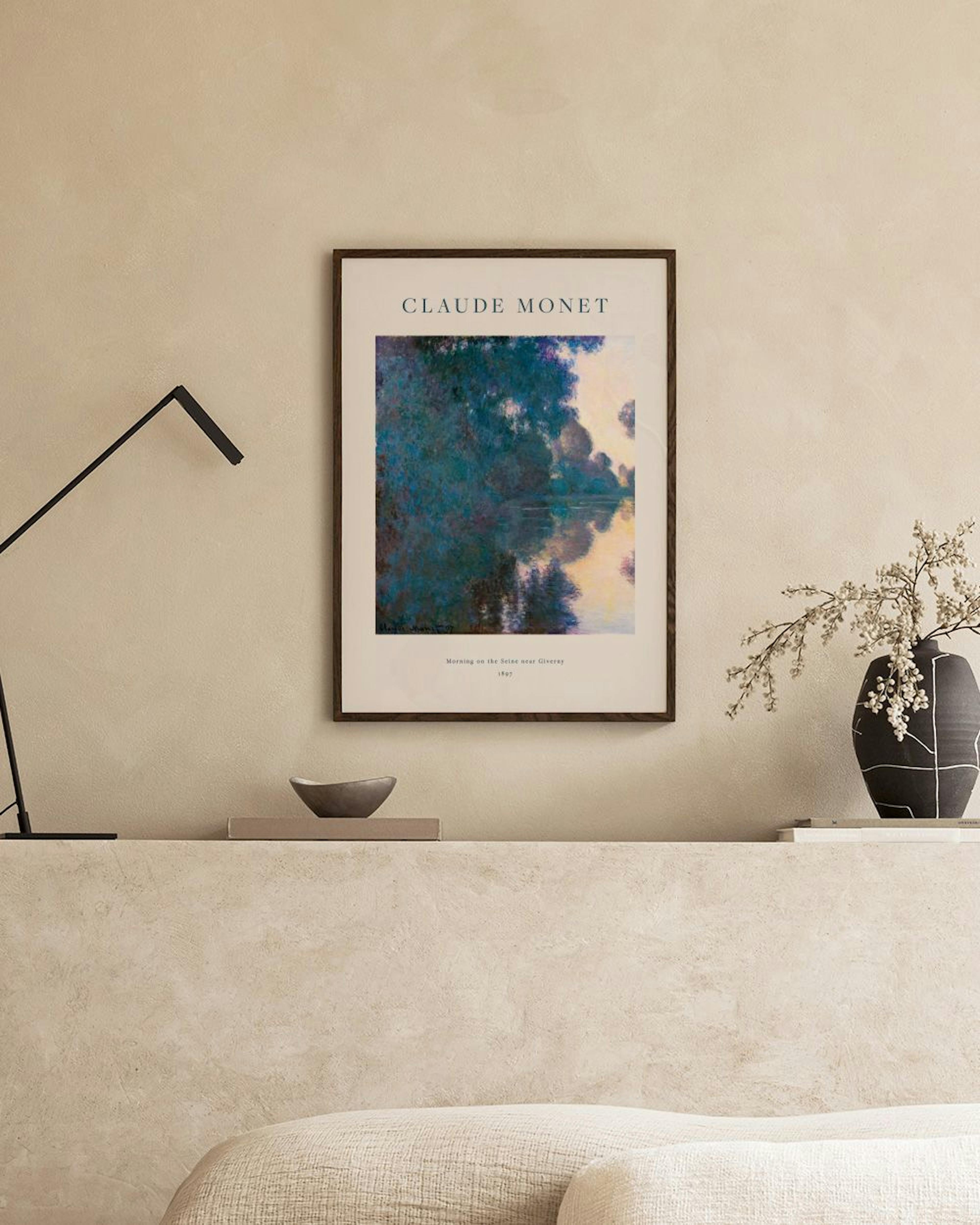 Affiche Claude Monet, paysage abstrait bleu et jaune, accrochée au mur au-dessus dun fauteuil bouclette avec un plaid.