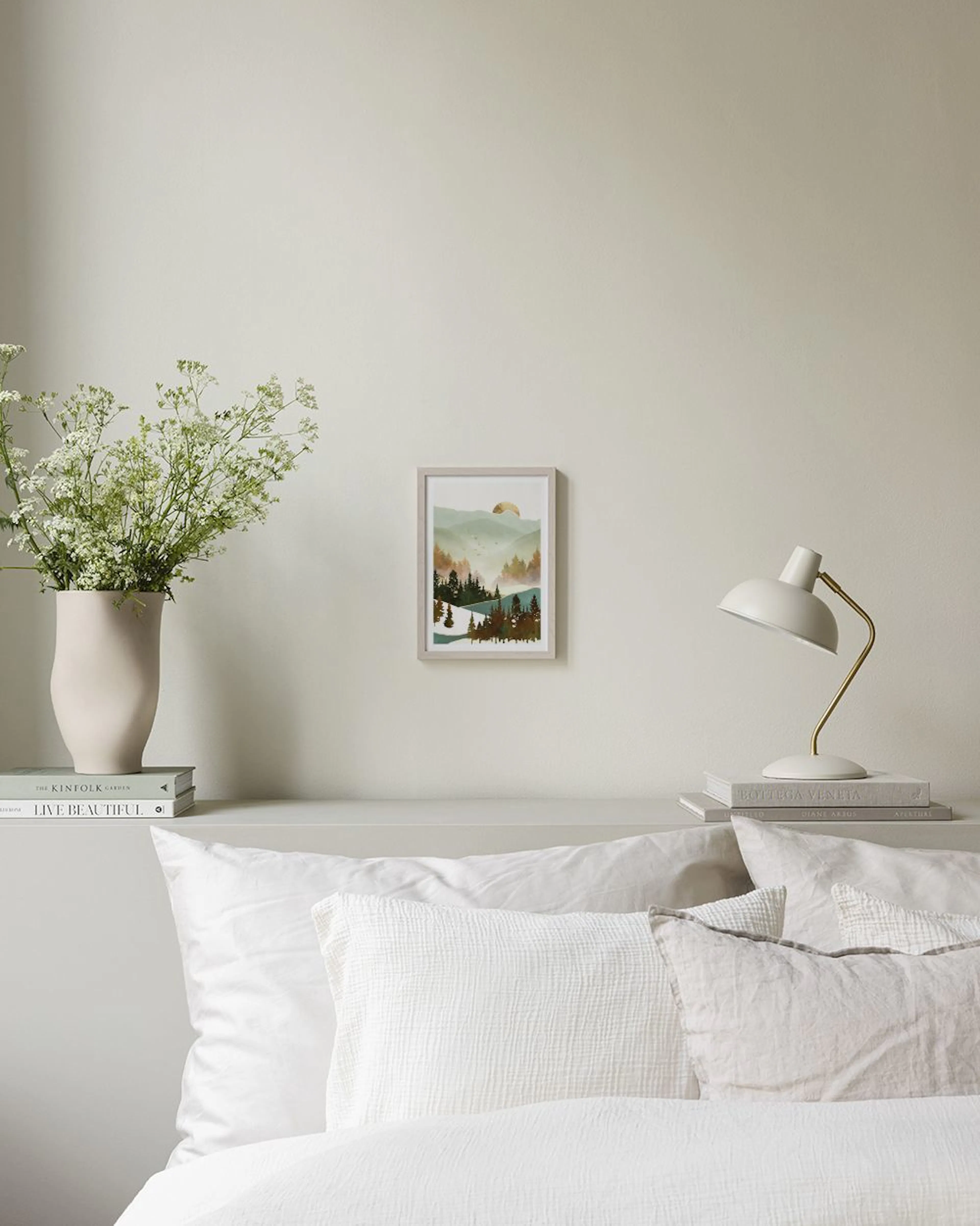 Poster eines Waldes mit grünen und rostbraunen Bäumen, goldenem Himmel und fliegenden Vögeln, über einem Bett hängend.
