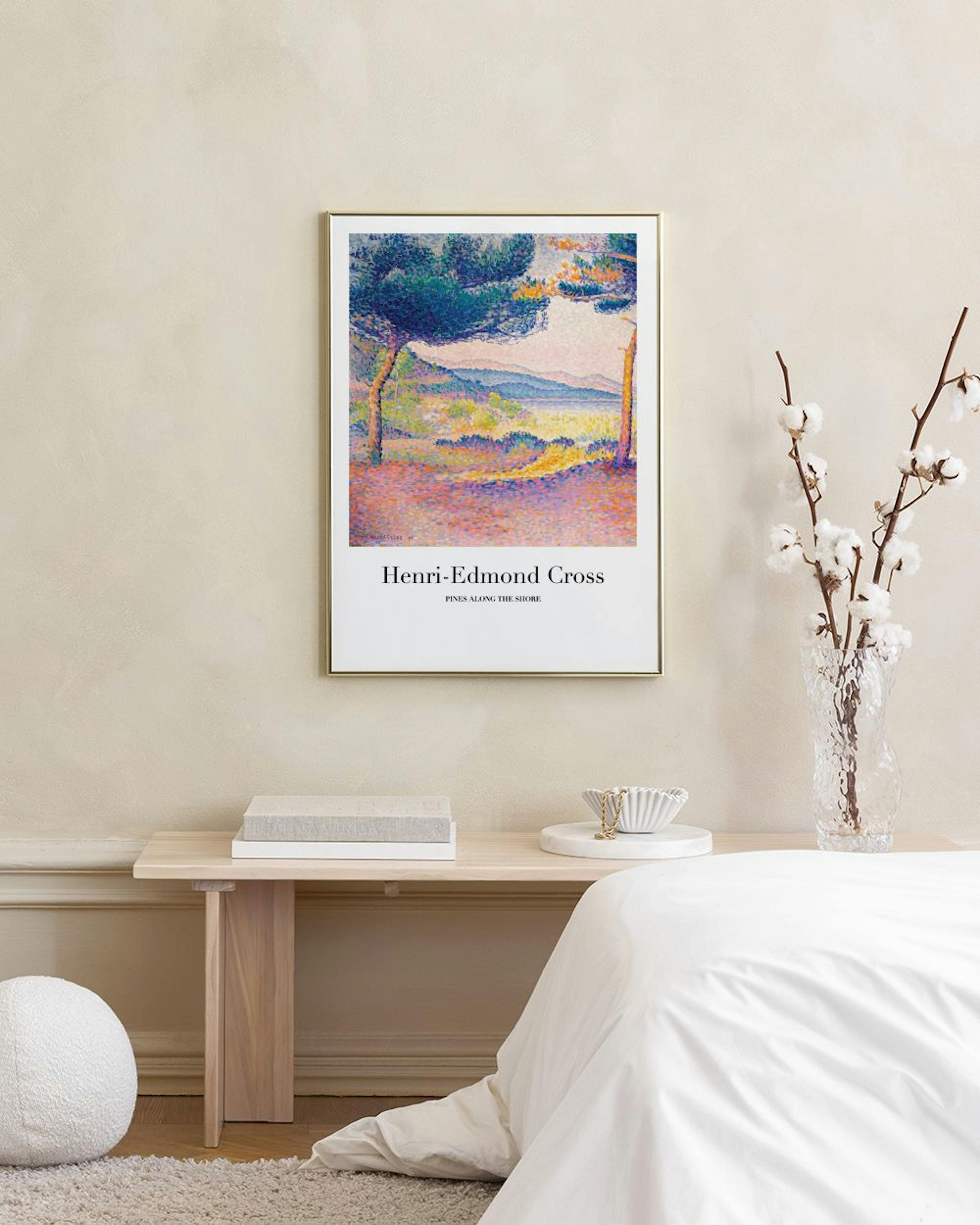 Poster van een pointillistisch landschap met bomen, bergen en een waterpartij, hangend boven een wit dressoir met decoratie.