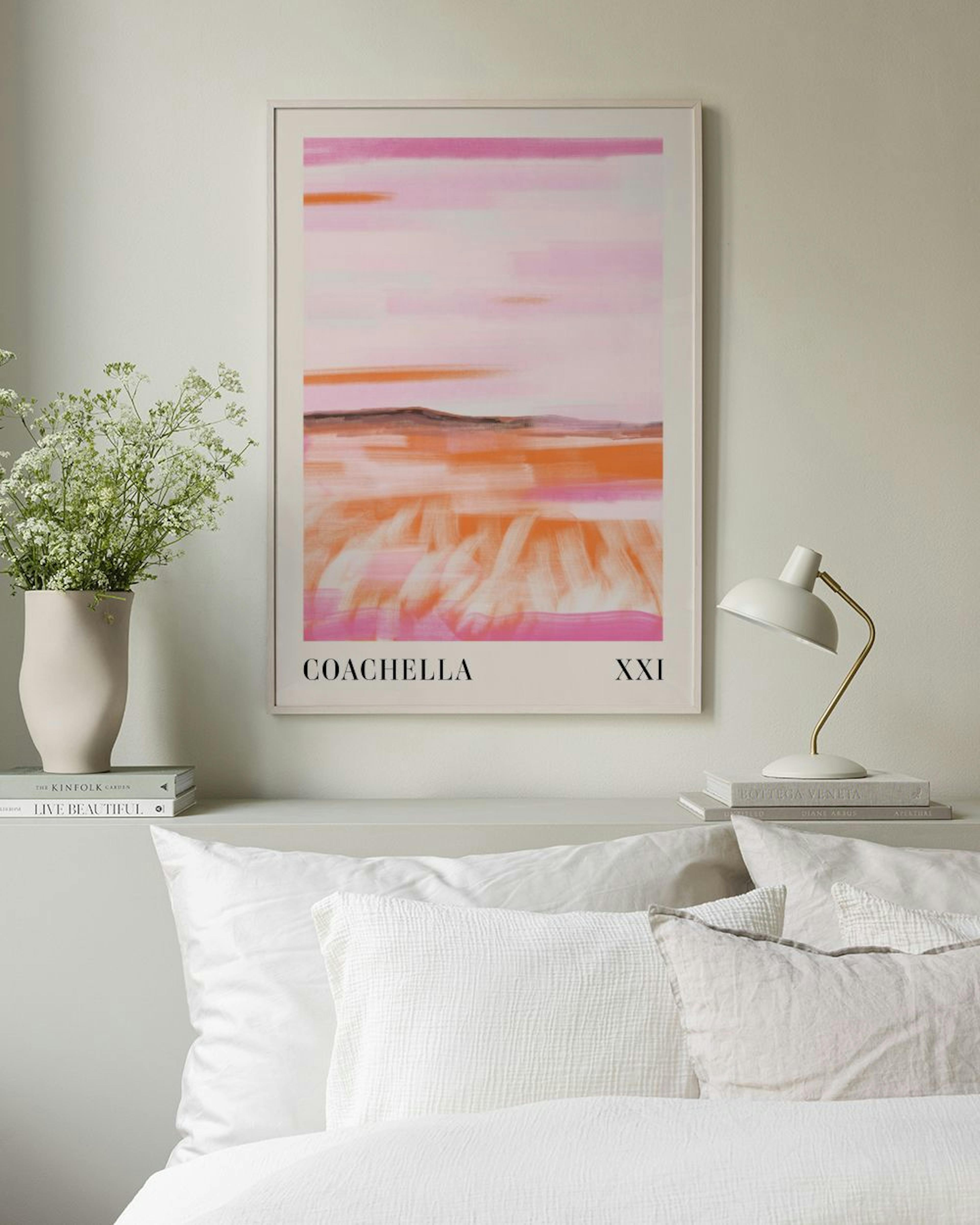 코첼라 포스터가 흰색 캐비닛 위 벽에 걸려 있고, 옆에는 연분홍색 화병과 회색 도자기가 놓여 있습니다.