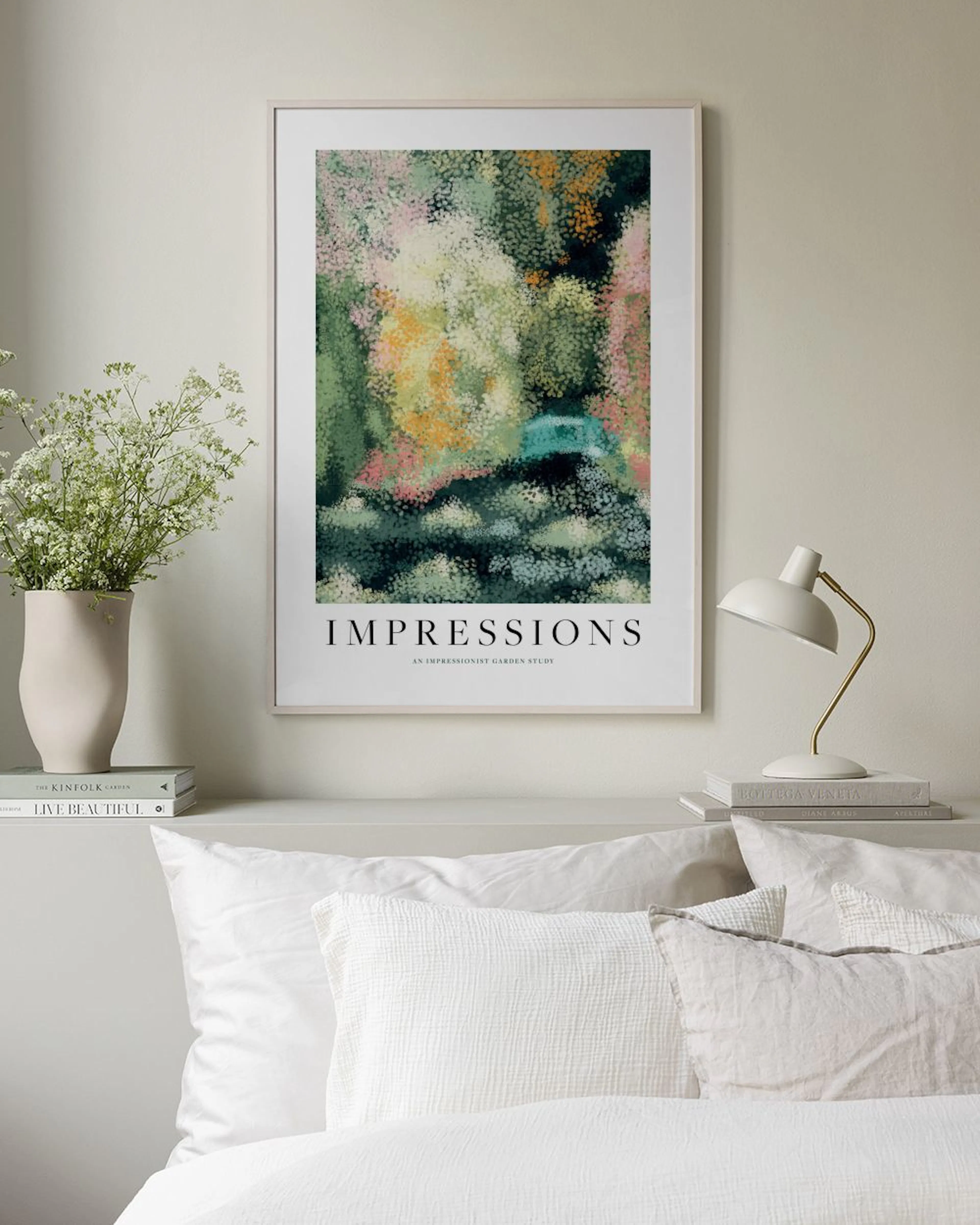 Poster eines impressionistischen Gemäldes in Grüntönen, Orange und Rosa, an einer hellgrauen Wand über einem Sideboard.