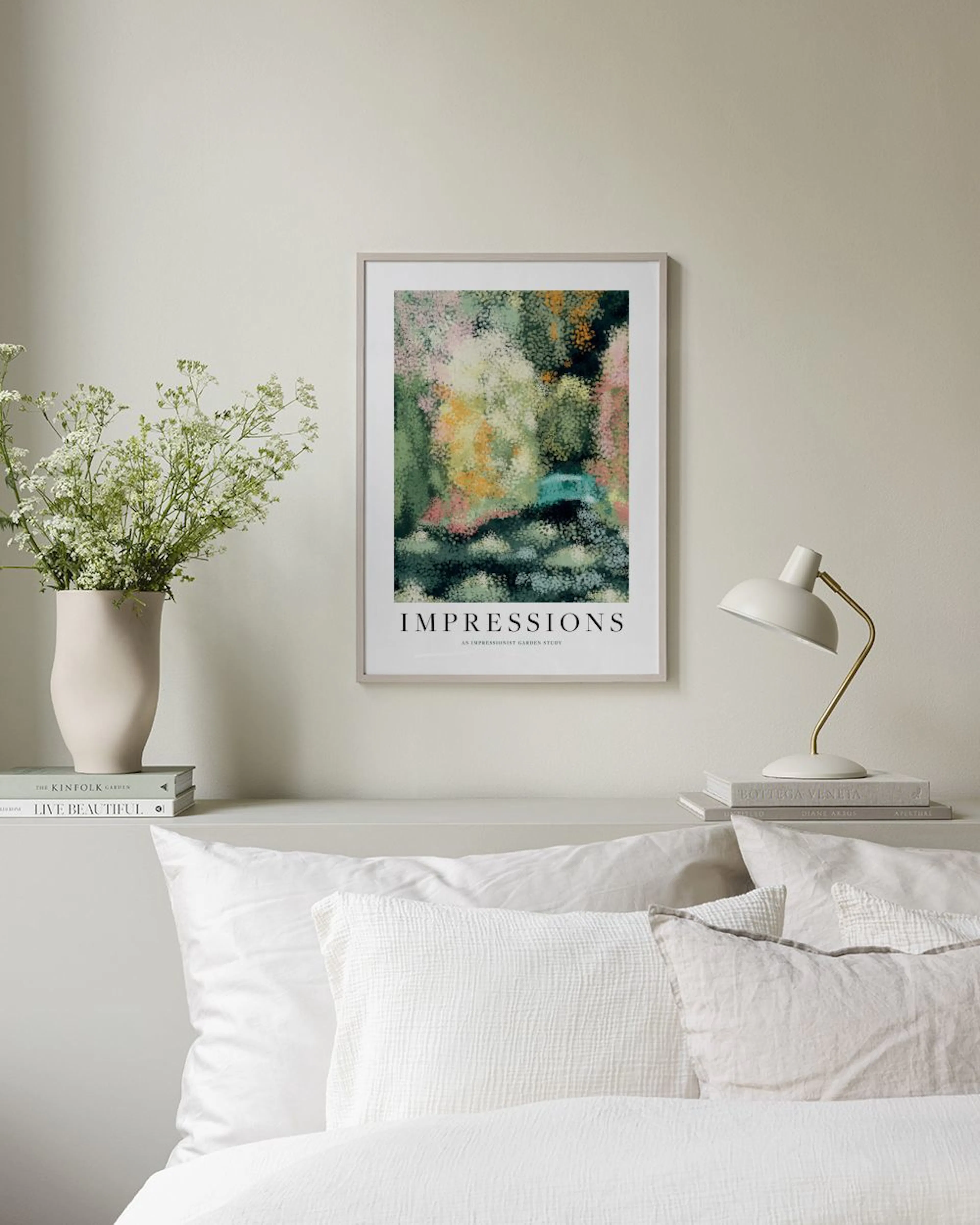 Póster de IMPRESSIONS con una pintura abstracta de puntos en tonos verdes, rosas y amarillos, colgado en una pared clara sobre u