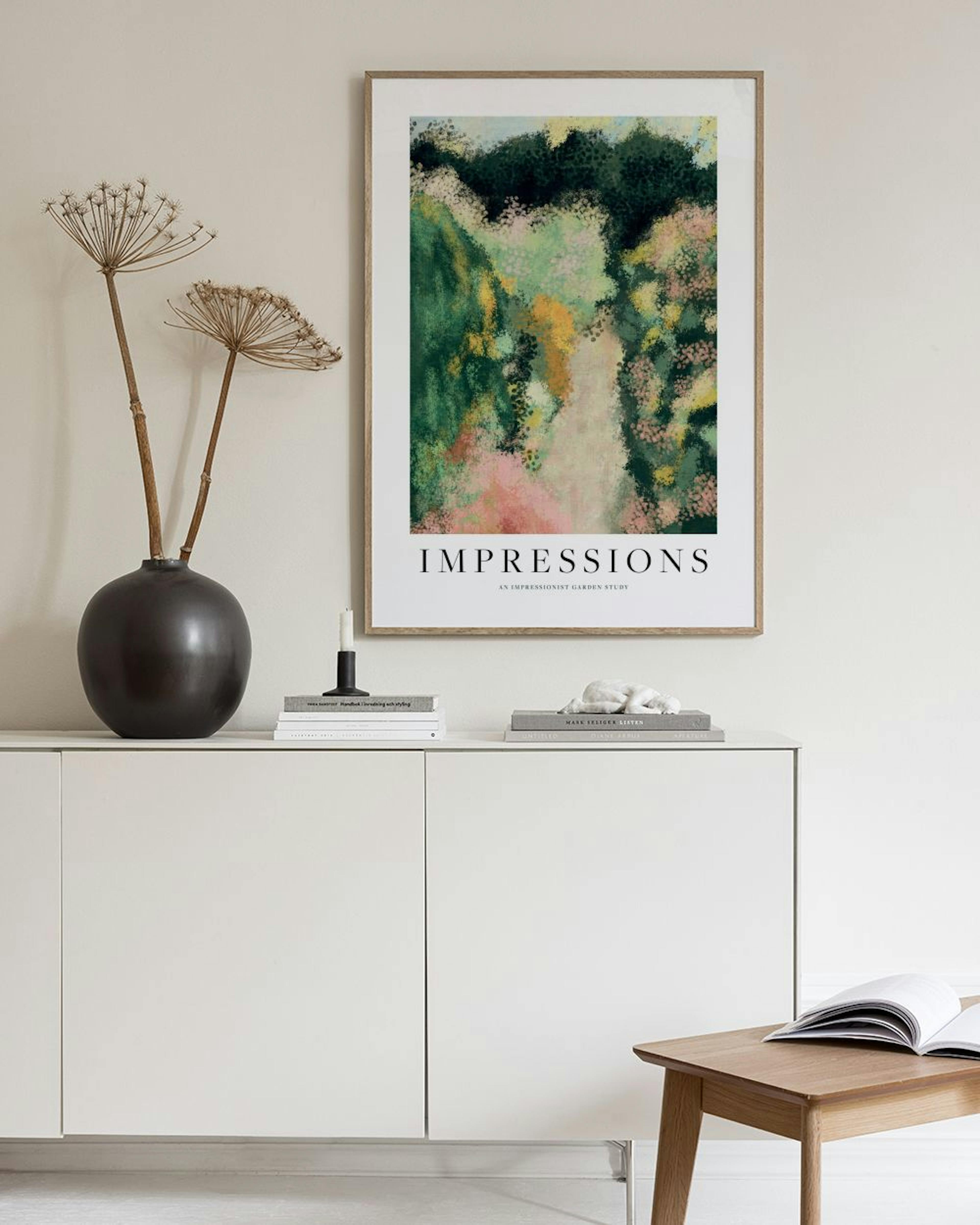 Abstrakt poster med ett färgstarkt landskap i grönt, rosa och gult, hängande i ett modernt rum med en sammetsfåtölj.