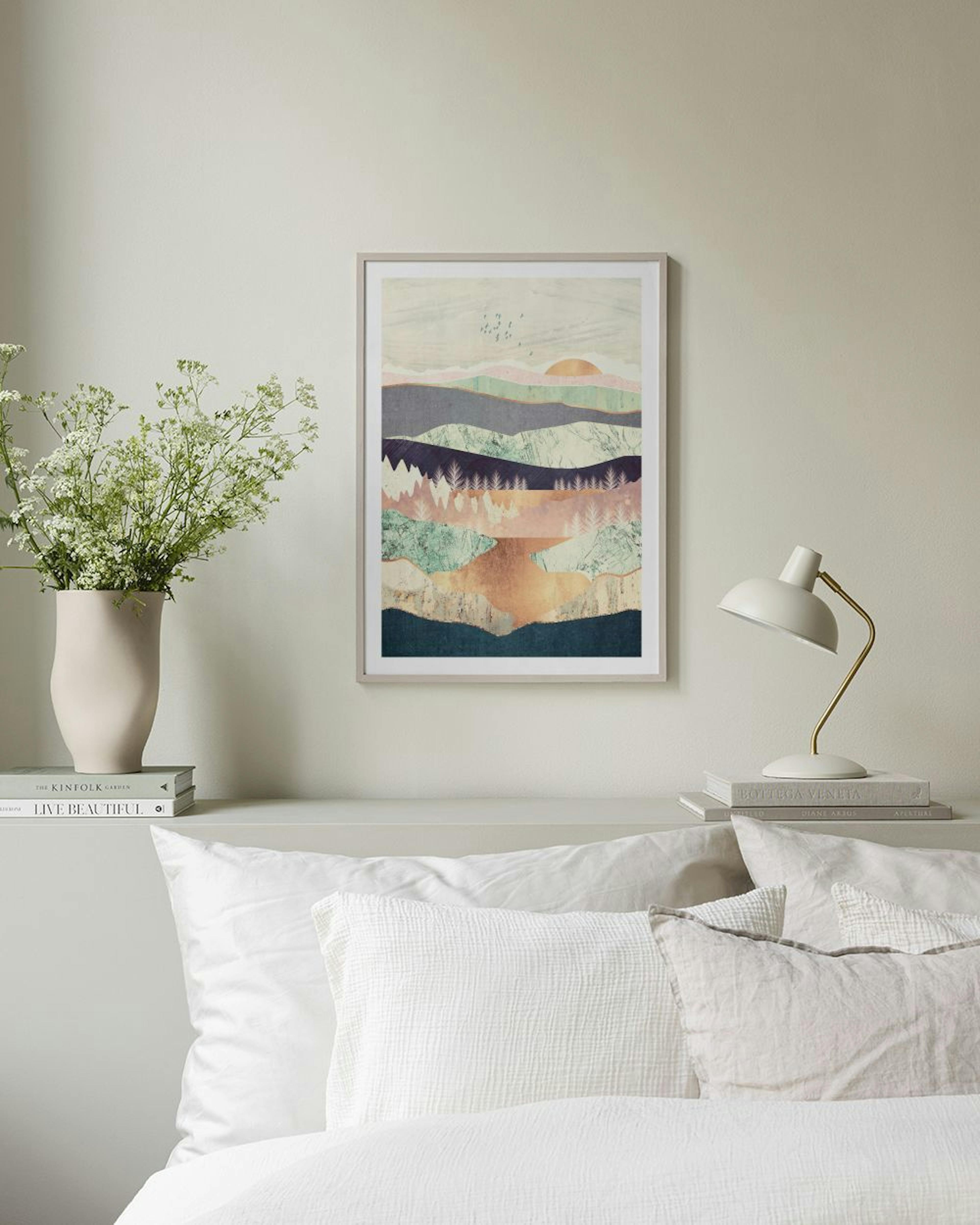 Poster van een berglandschap met lagen in groen, roze, blauw en koperkleuren, hangend boven een zwarte plank met boeken en vazen