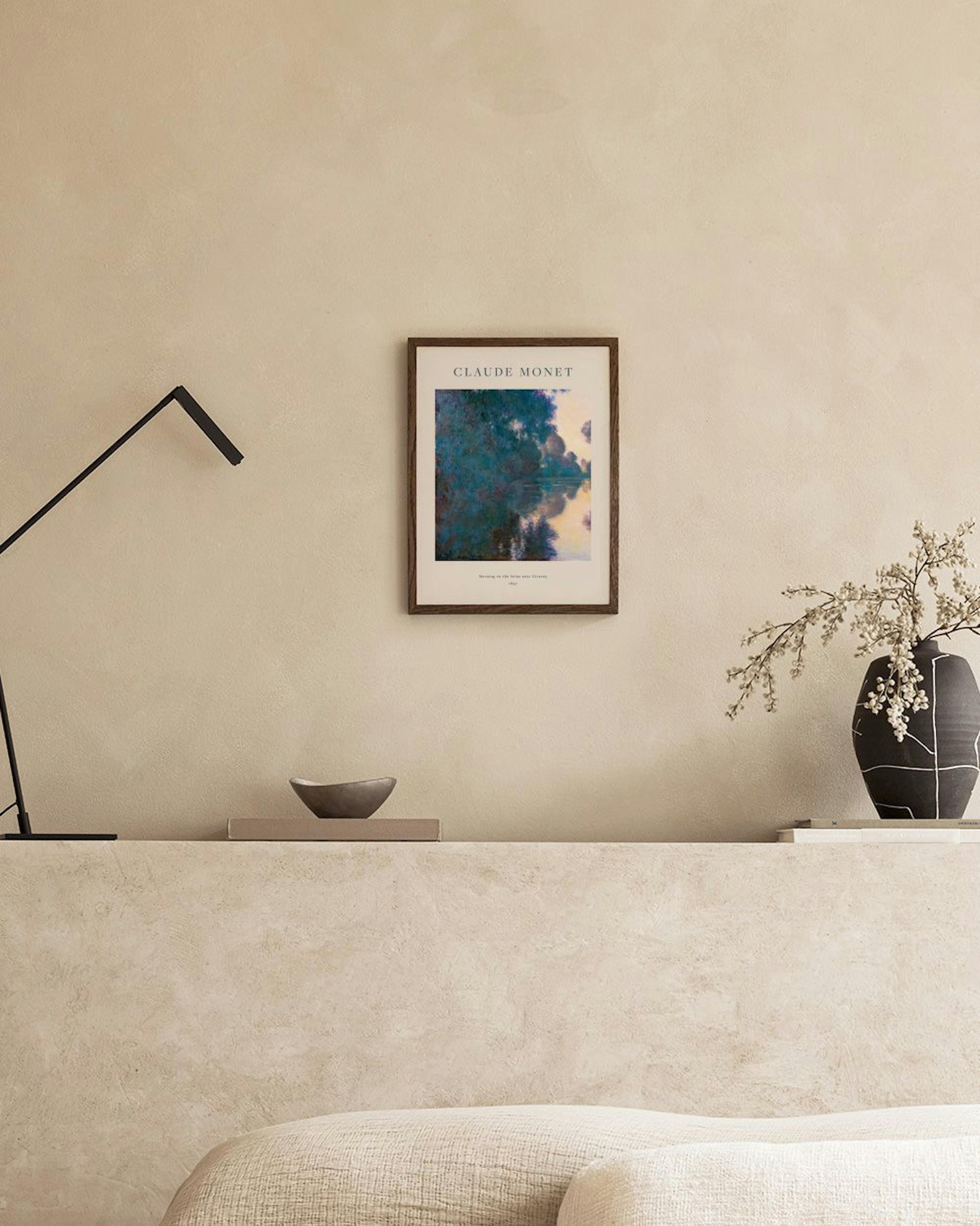Monet Poster mit dunklem See und Spiegelung, hängt über einem Sessel in einem modernen Wohnzimmer.