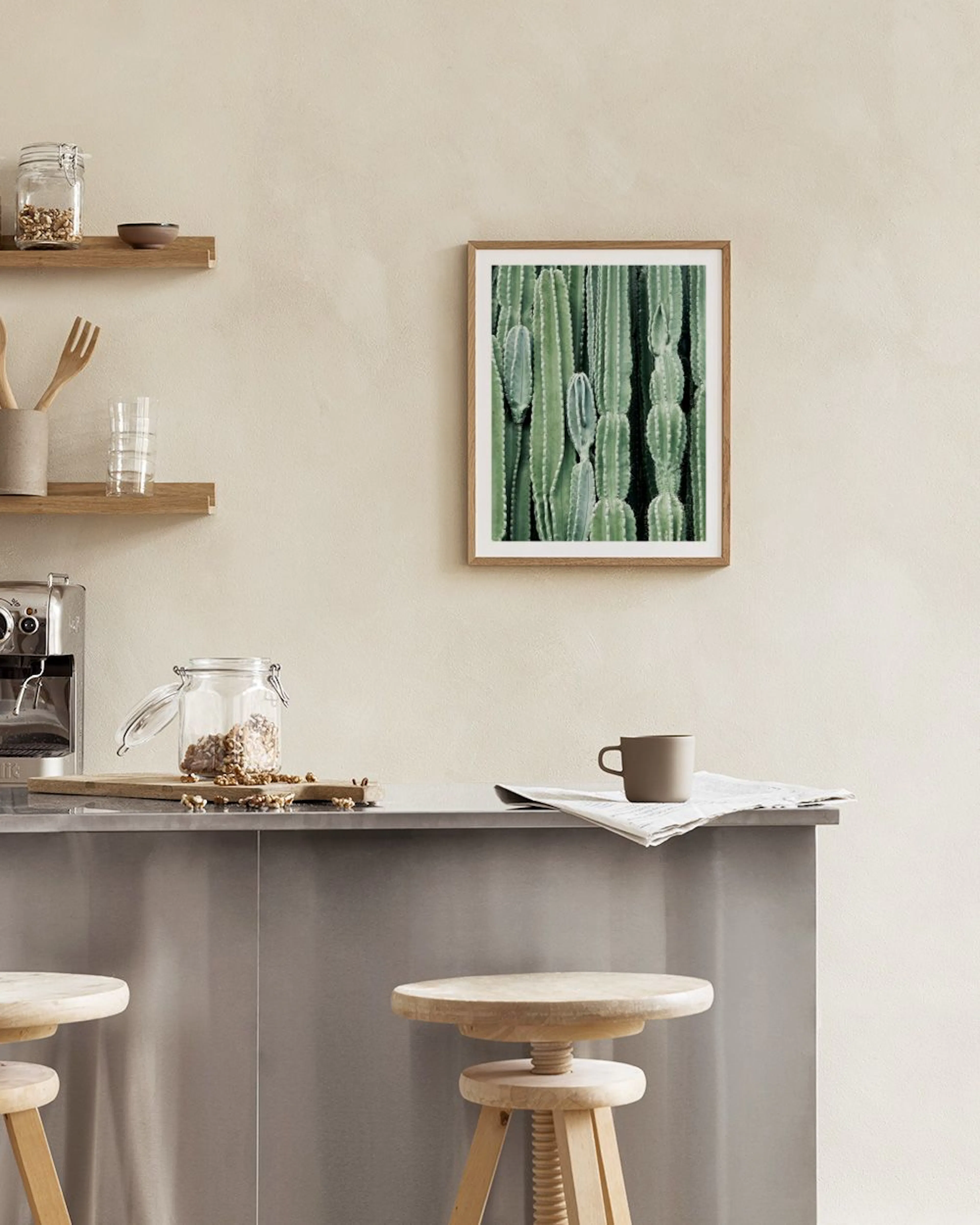 Affiche murale de cactus verts, pendue au-dessus dune table blanche avec des citrons et des bols.