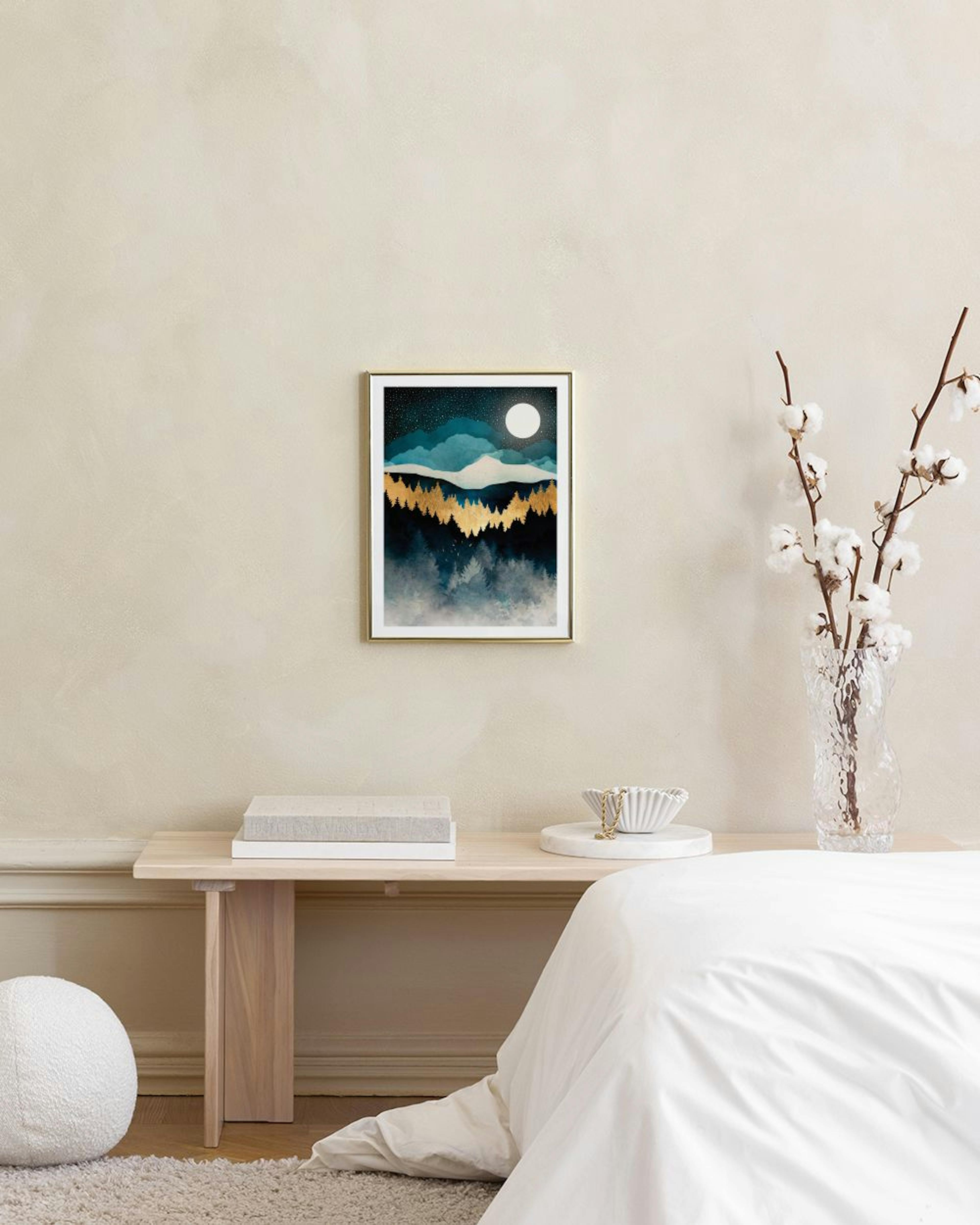 Affiche dun paysage nocturne hivernal avec des pics dorés et une lune brillante, affichée dans un salon moderne.