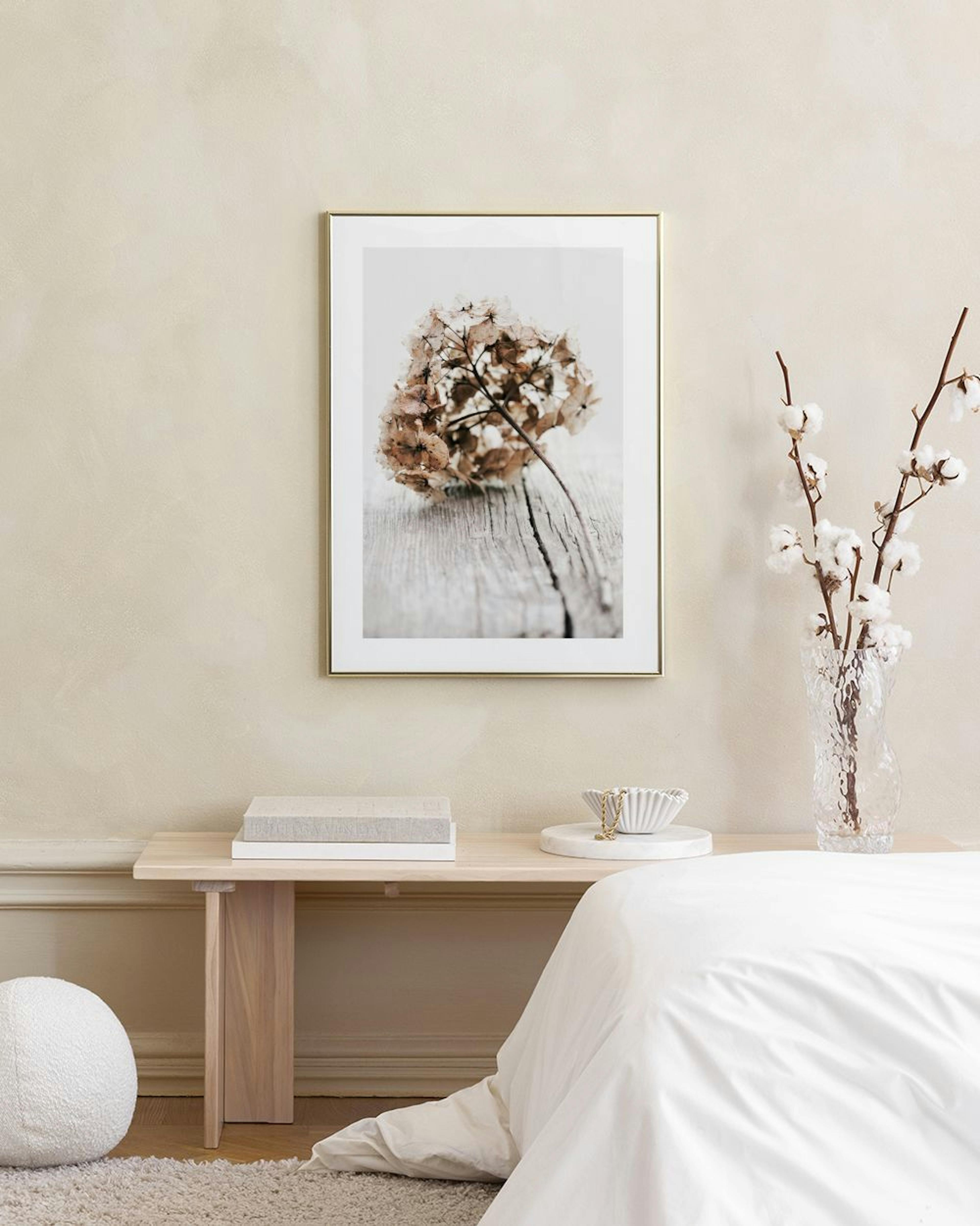 Póster de hortensia seca en tonos beige y marrón sobre madera, colgado sobre un mueble blanco con jarrones decorativos.