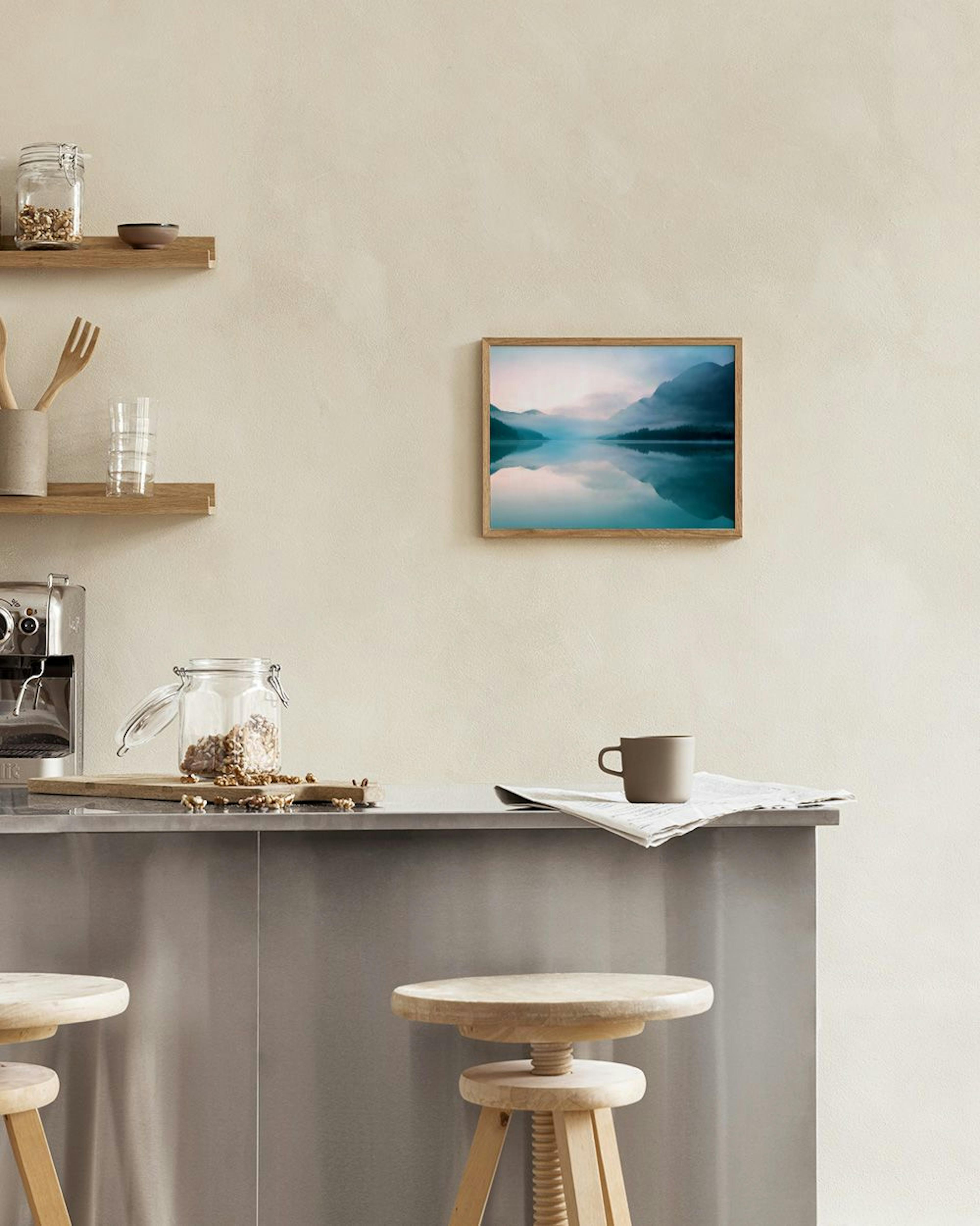 Poster eines Bergsees bei Sonnenaufgang, der sich im klaren Wasser spiegelt. Hängt über einem modernen Beistelltisch mit Glasvas