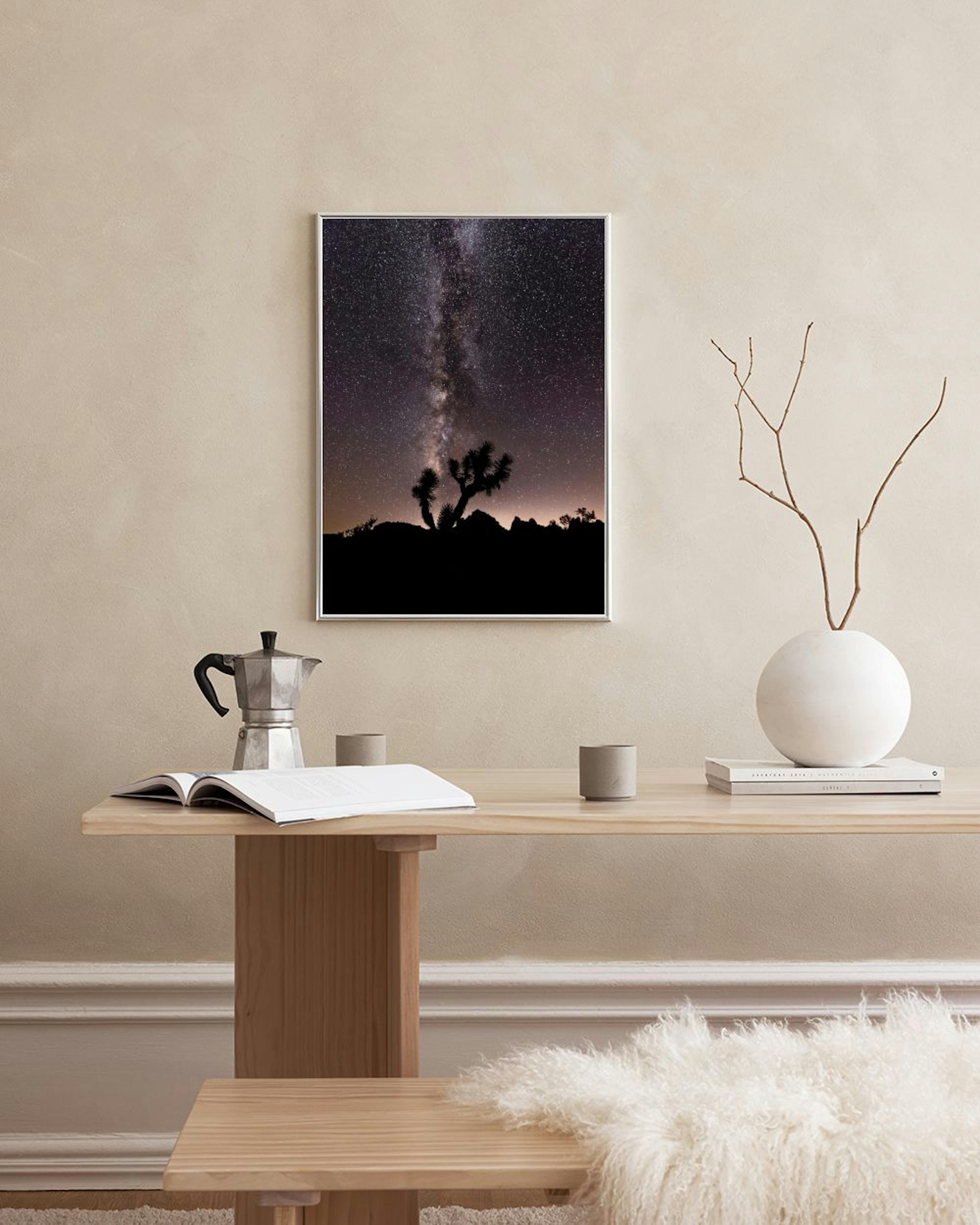 Poster con Via Lattea e sagome di alberi di Giosuè, appeso sopra una scrivania con una sedia e decorazioni.