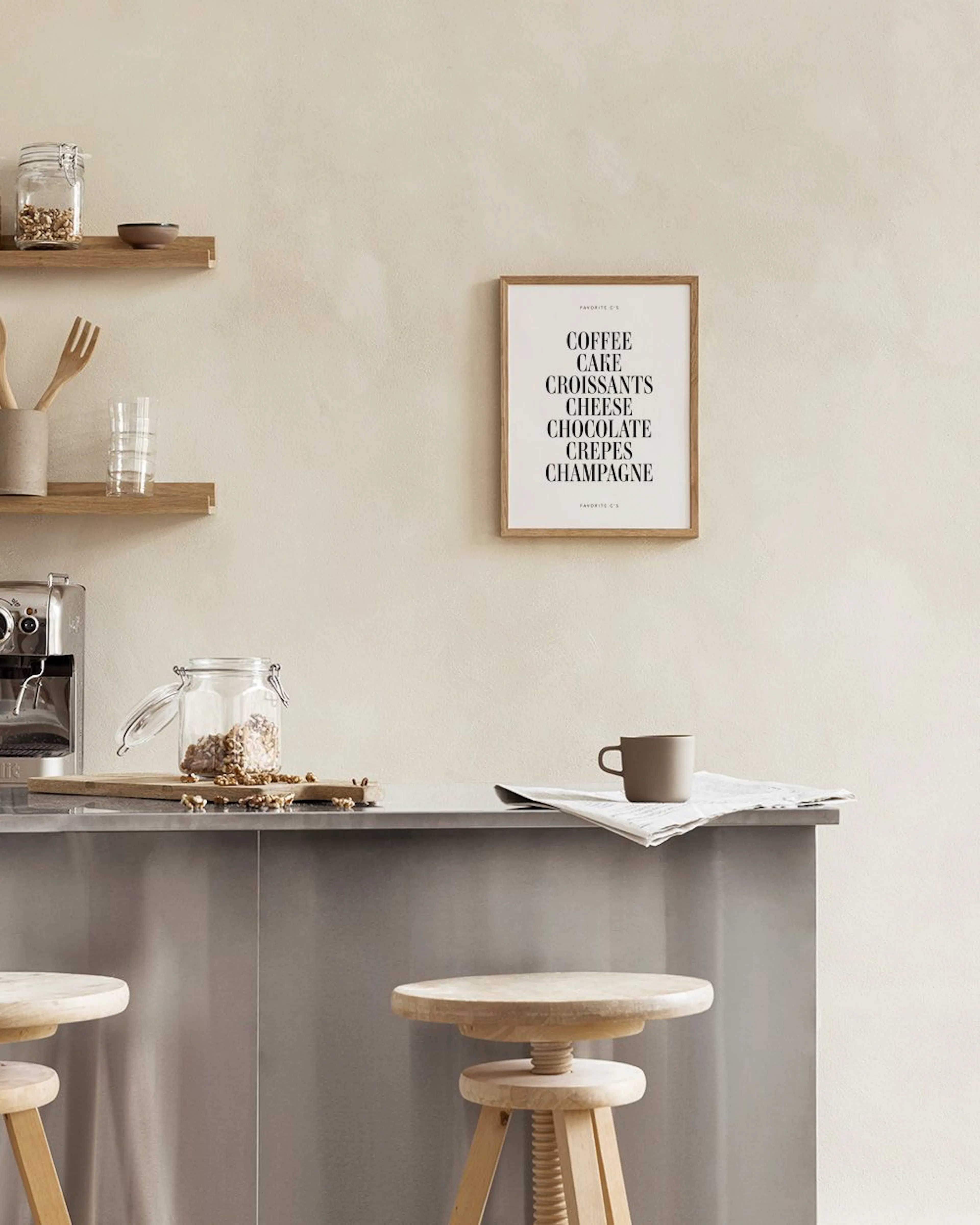 Póster de Favorite Cs con una lista de alimentos en una pared blanca, encima de un gabinete con un jarrón y una planta.